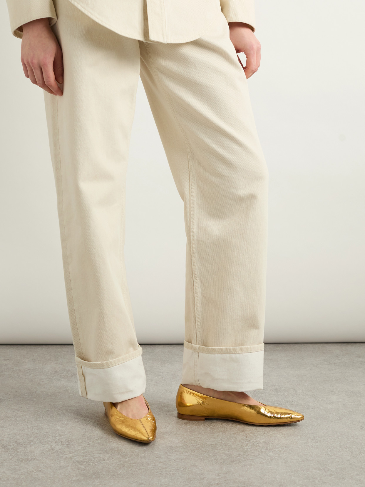 Bottega Veneta Sofia Metallic Textured-leather Point-toe Ballet Flats In Gold