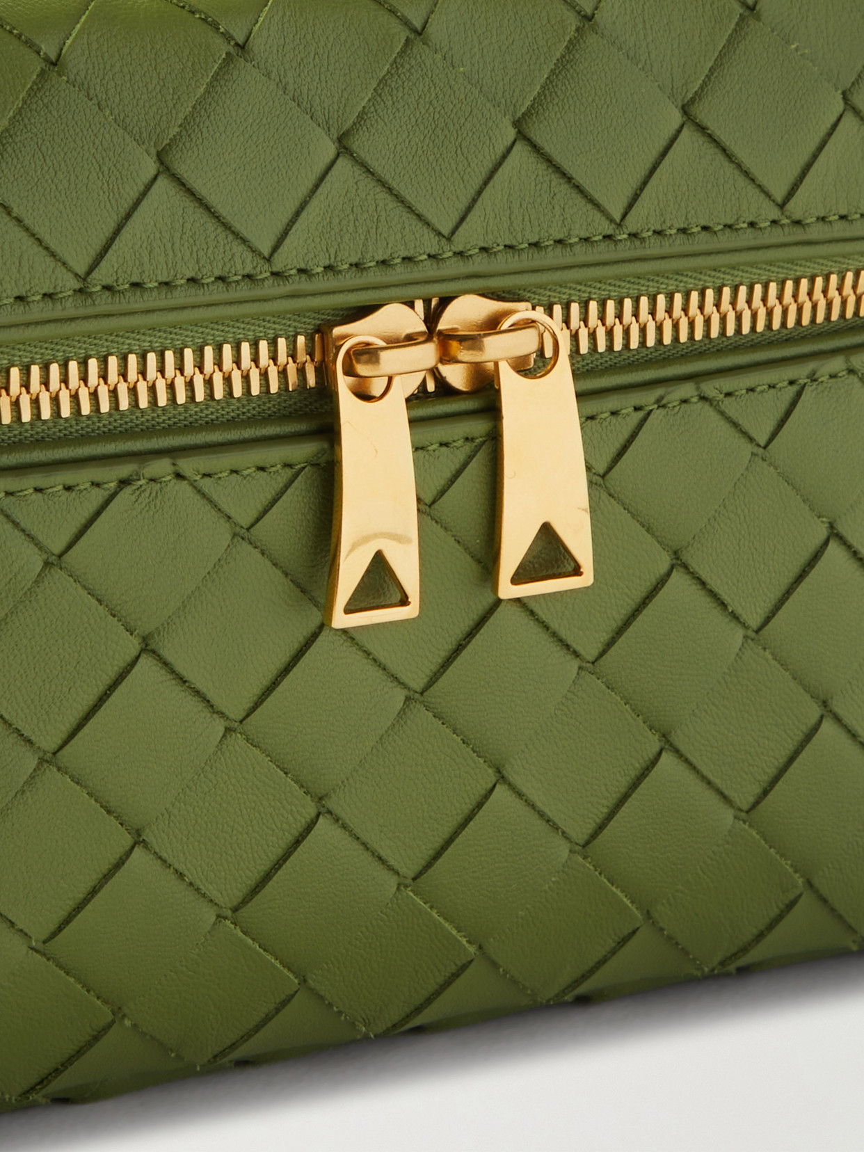 Bottega Veneta Intrecciato Leather Convertible Vanity Case In Green