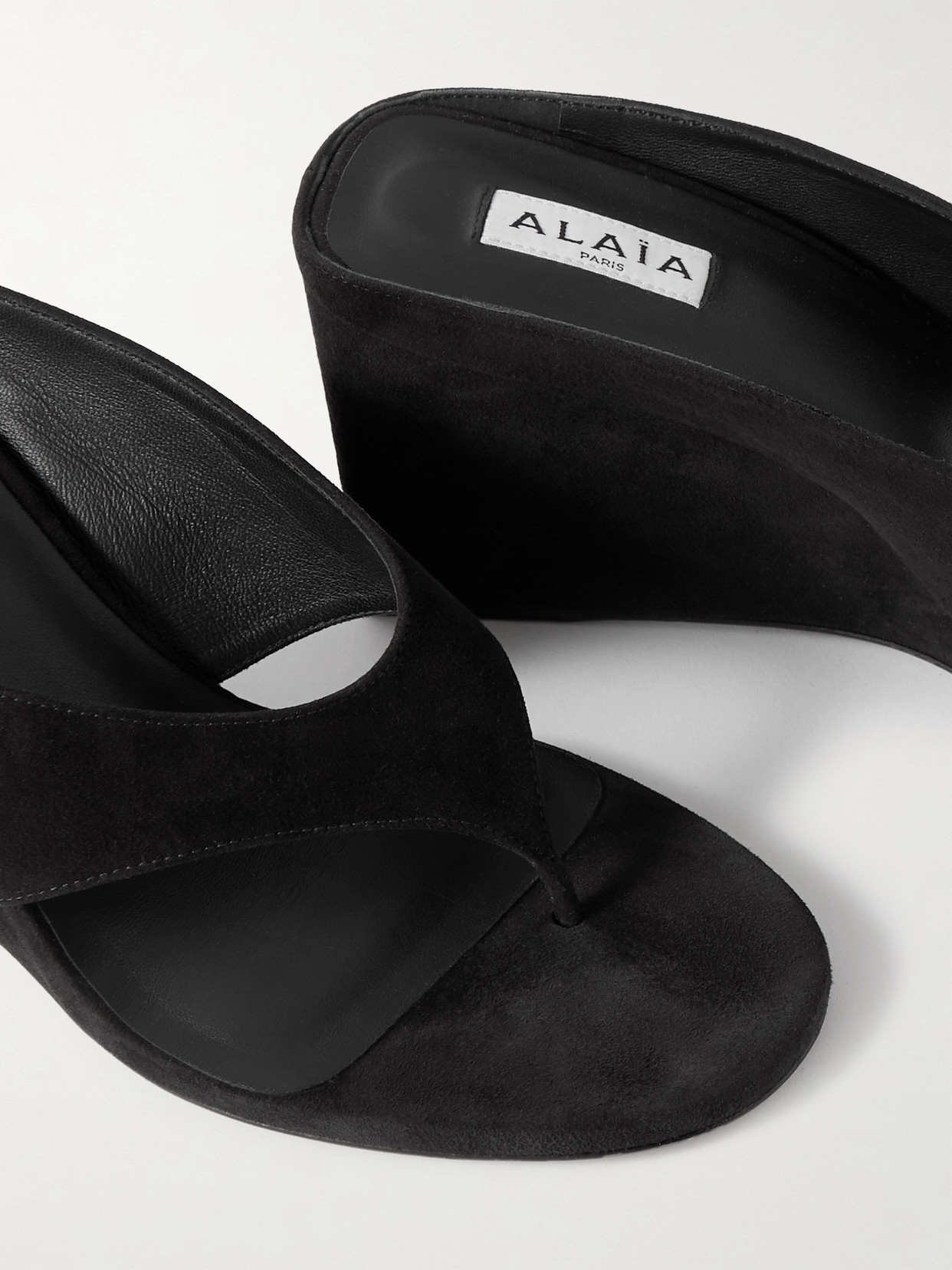 Alaïa Tong 75 Velvet Wedge Sandals In Black