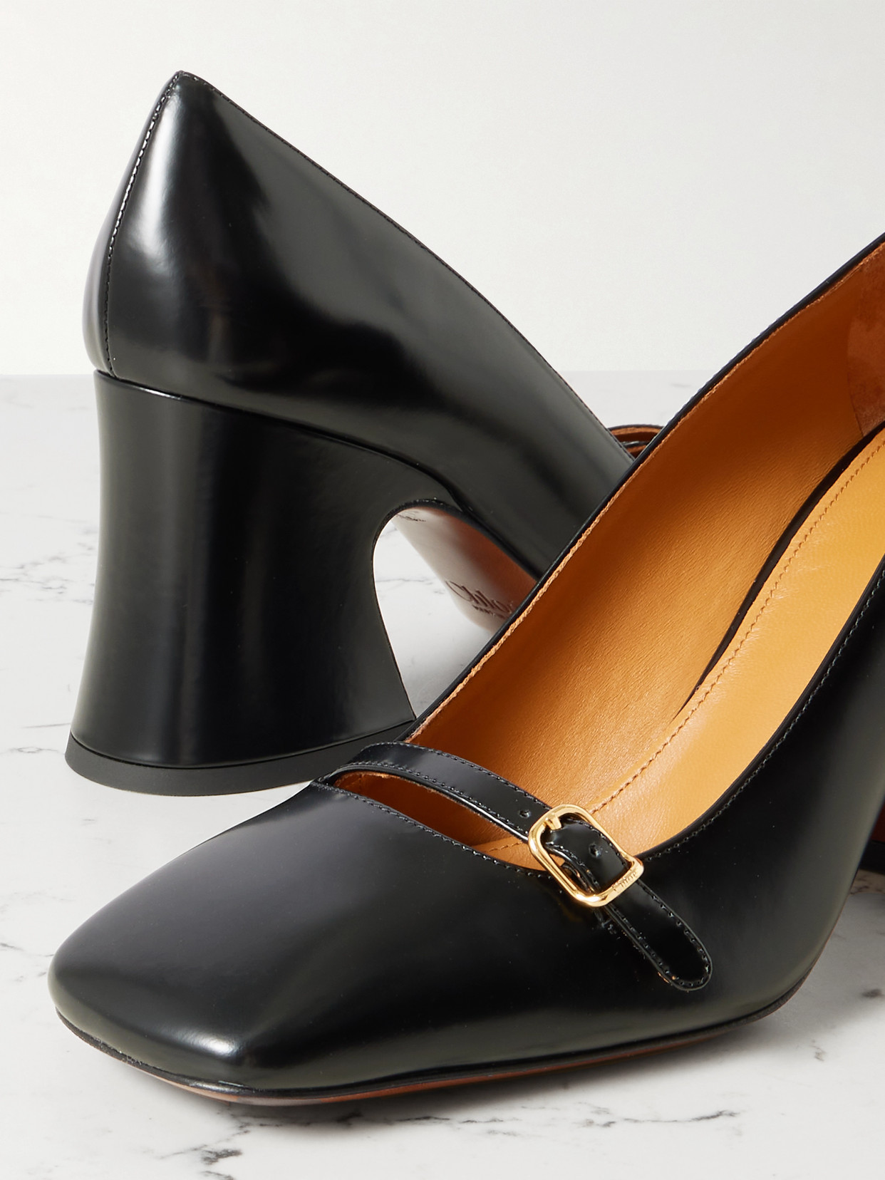 Chloé Janis Buckled Glossed-leather Pumps In Black