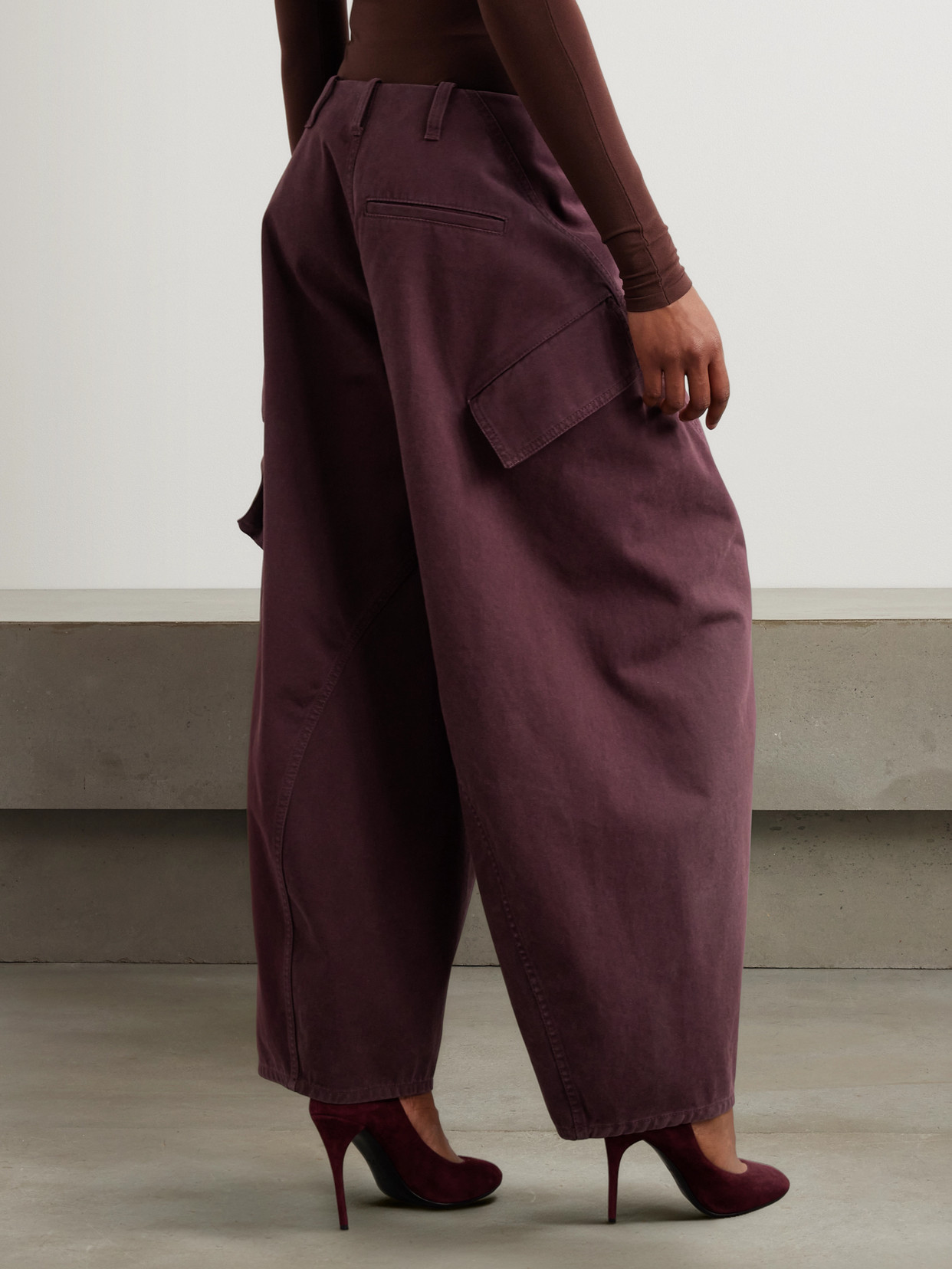 ALAÏA COTTON-TWILL BARREL-LEG CARGO PANTS