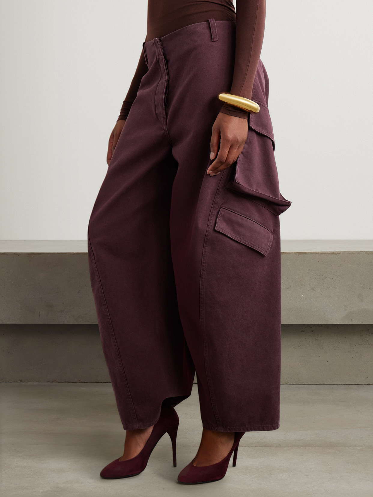 ALAÏA COTTON-TWILL BARREL-LEG CARGO PANTS