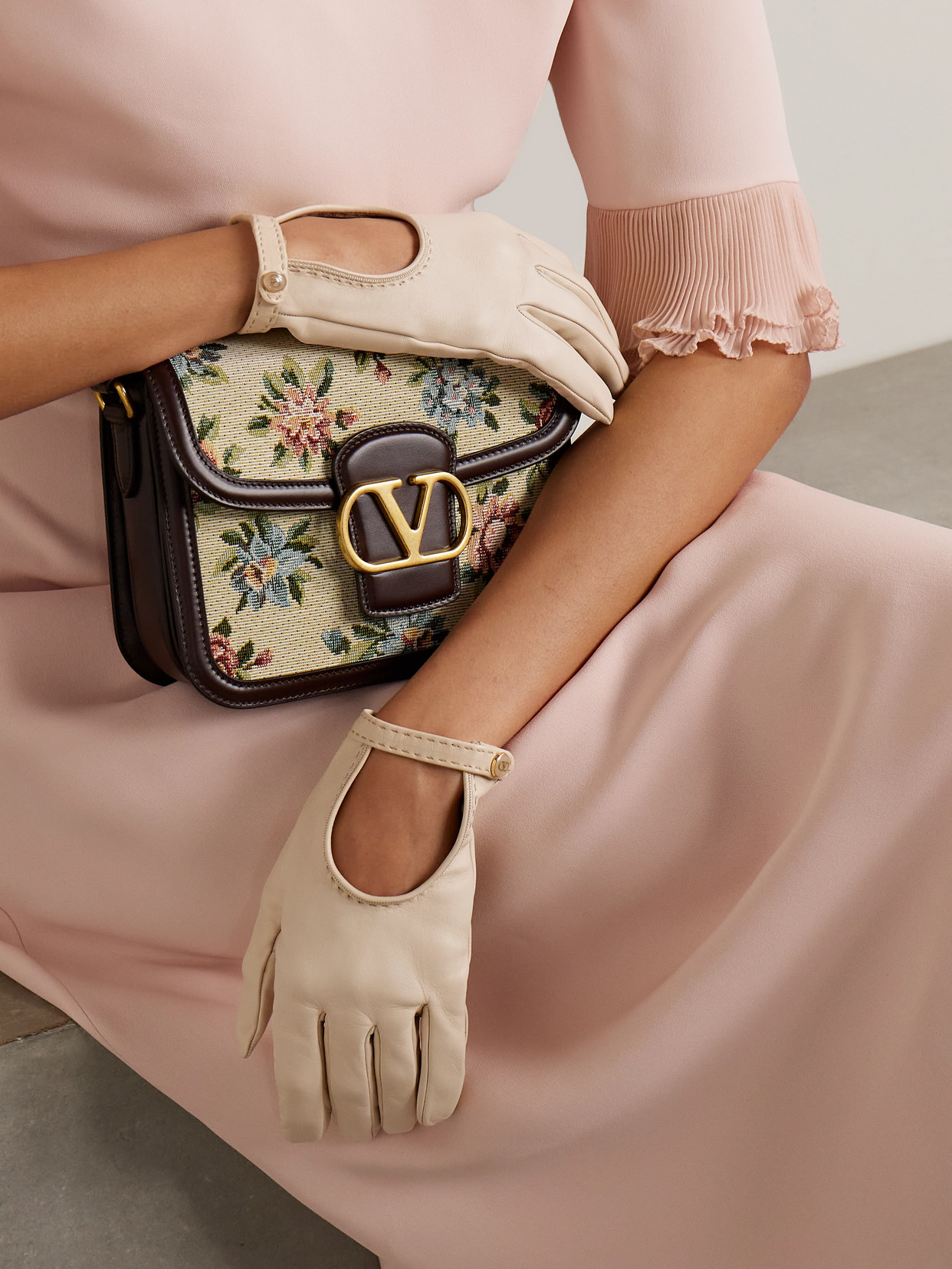 Valentino Vlogo Leather Gloves In White