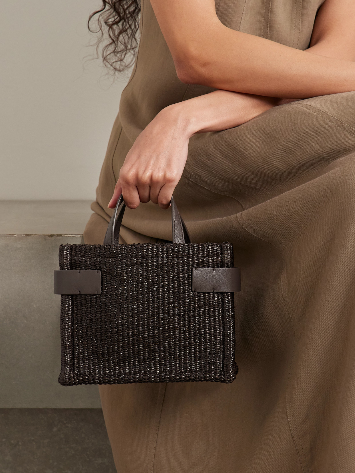 BRUNELLO CUCINELLI LEATHER-TRIMMED RAFFIA SHOULDER BAG