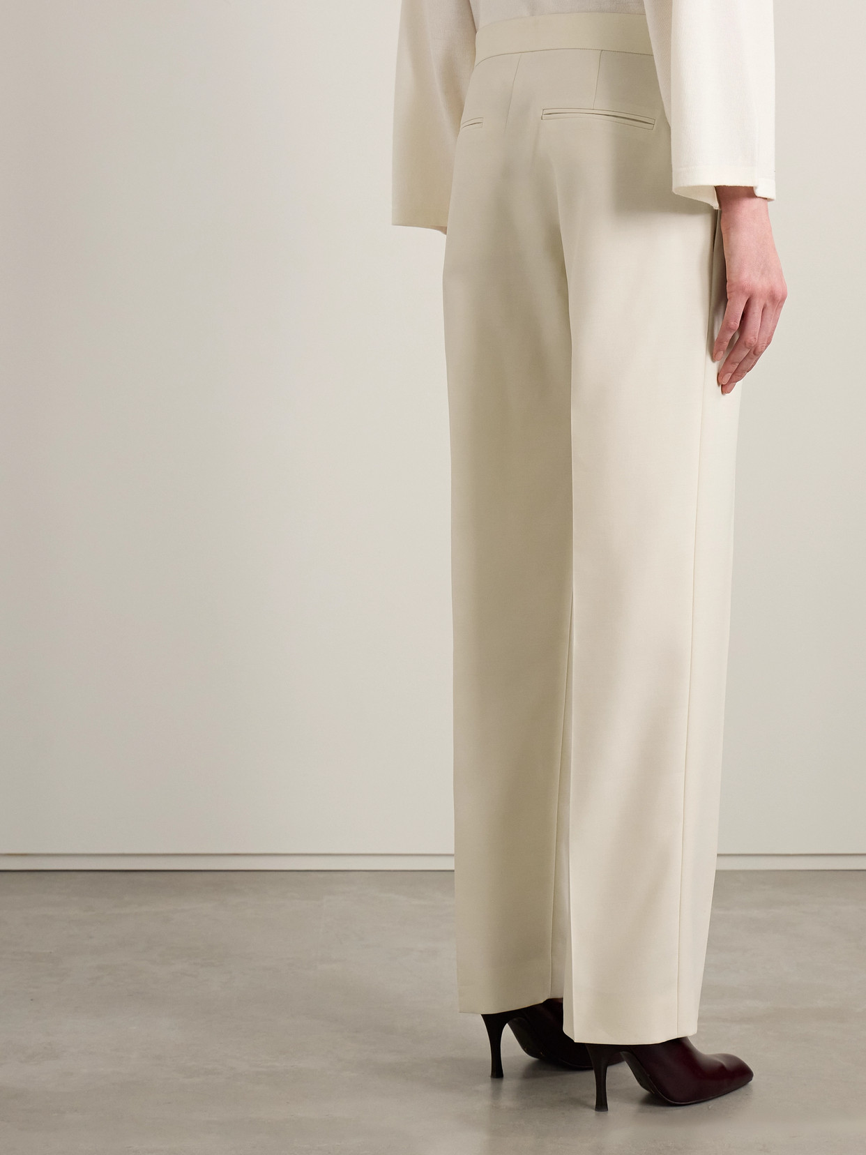 Khaite Callen Wool And Silk-blend Crepe Straight-leg Pants In Gold