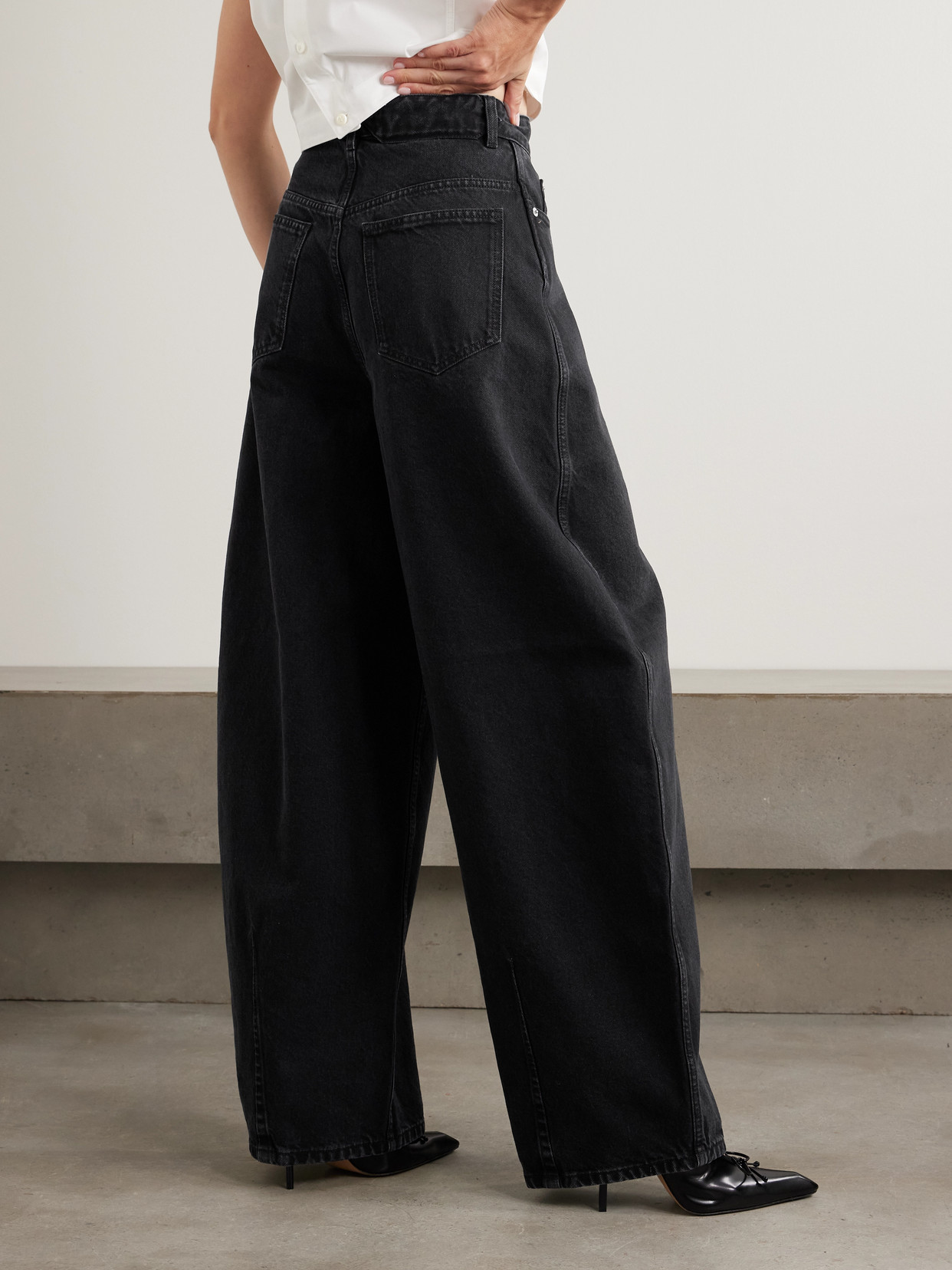 Jacquemus The Ovalo De-nîmes Pleated High-rise Barrel-leg Jeans In Black