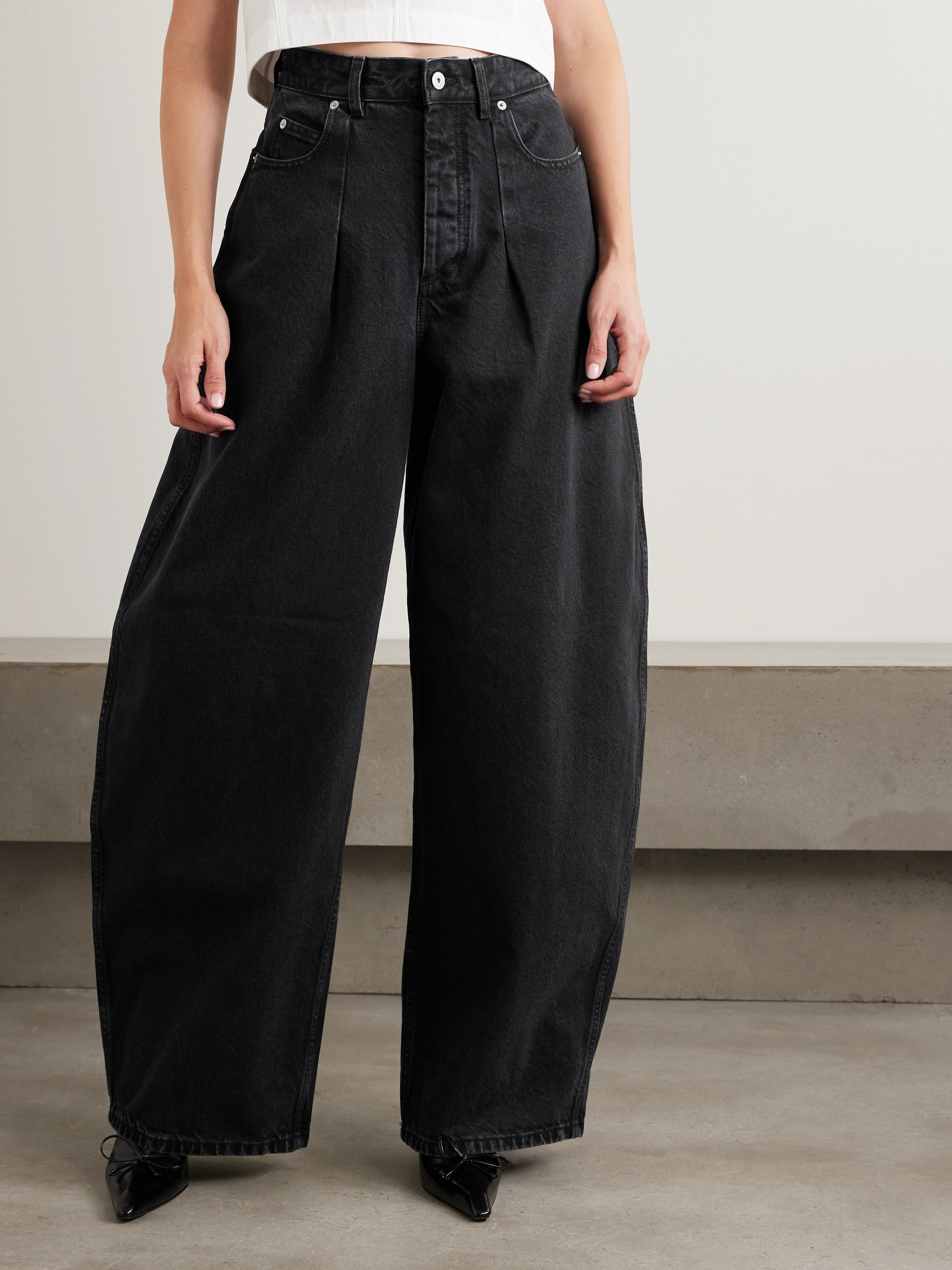Jacquemus The Ovalo de-Nîmes pleated high-rise barrel-leg jeans