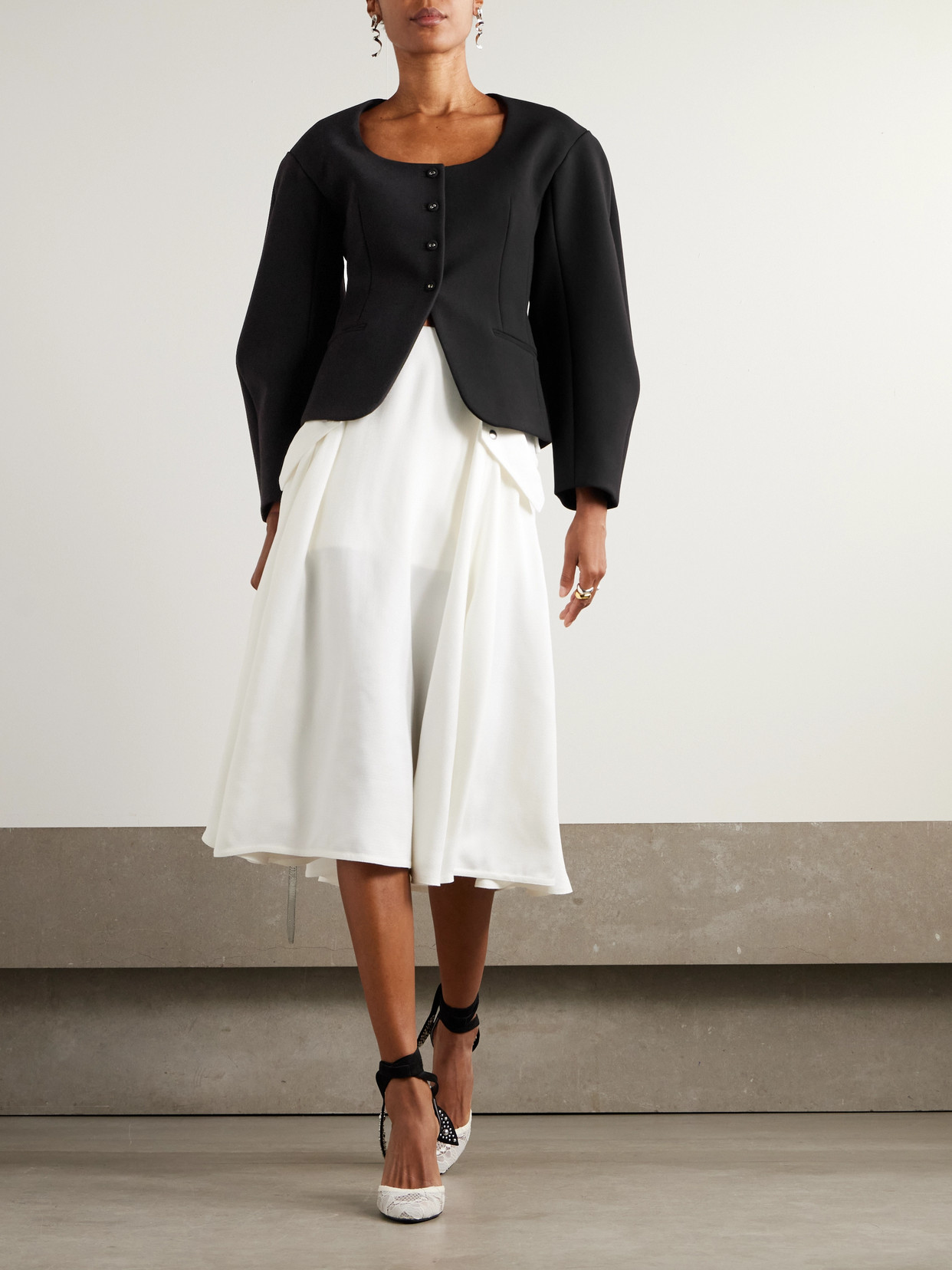 Jacquemus Ovalo Crepe Jacket In Black