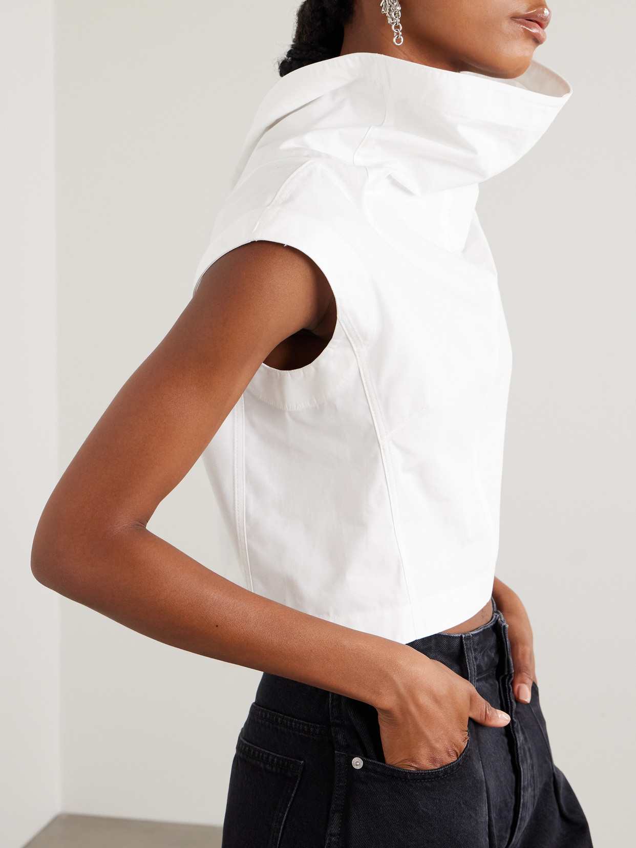 Jacquemus The Pasante Cropped Paneled Cotton-poplin Turtleneck Top In White