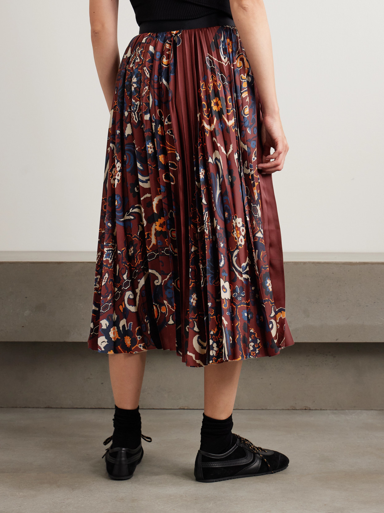 Sacai Pleated Floral Pattern Mid-length Skirt In Brown