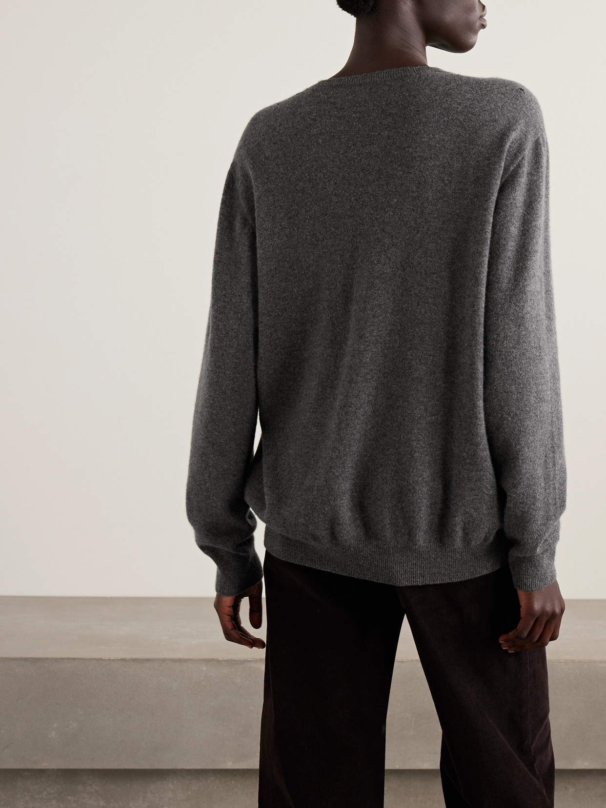 The Row Ligeia V-neck Cashmere Sweater In Gray