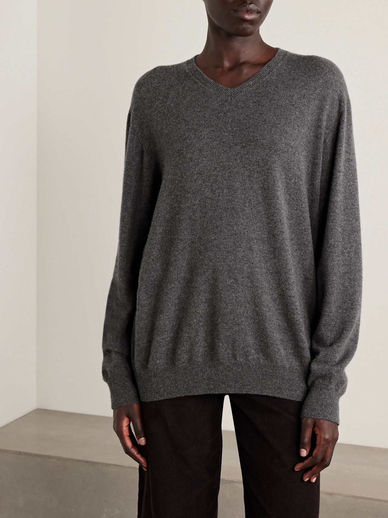 The Row Ligeia V-neck Cashmere Sweater In Gray