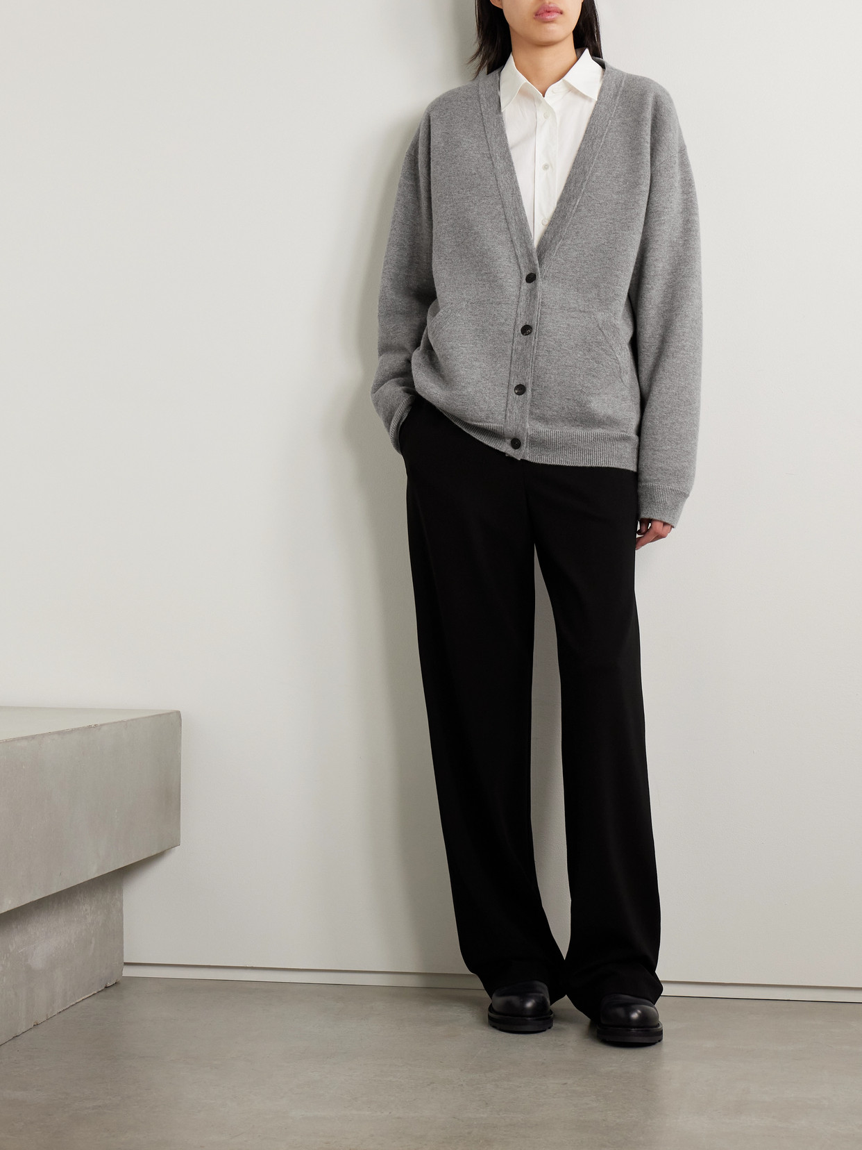The Row Lonn Oversized Cashmere Cardigan In Gray