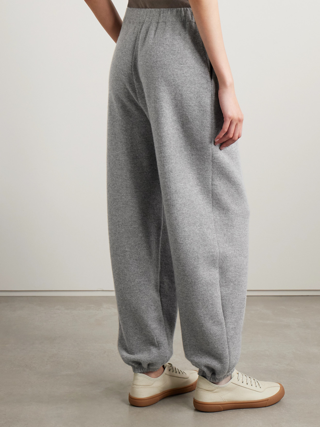 The Row Liyana Cashmere Tapered Track Pants In Gray