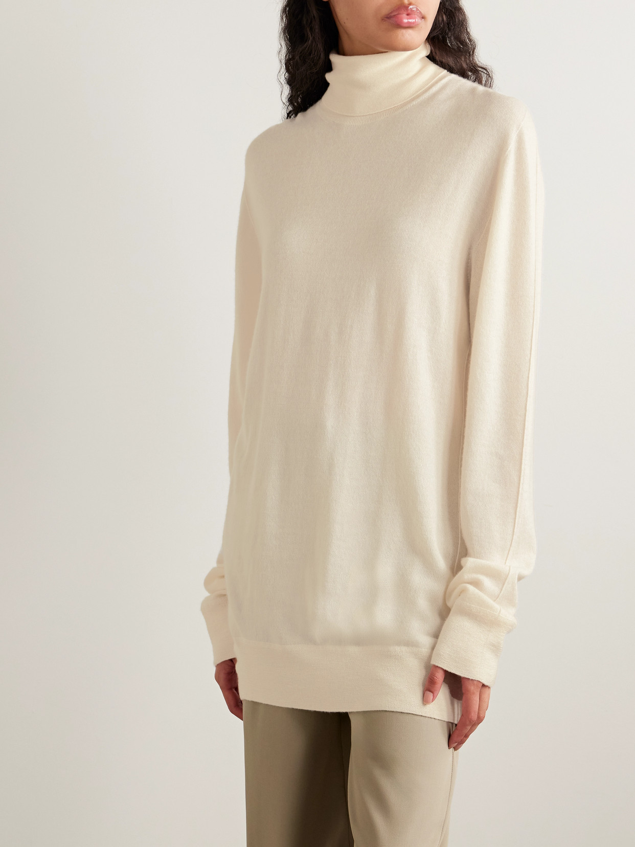 The Row Lizzy Oversized Cashmere Turtleneck Sweater In Neutral