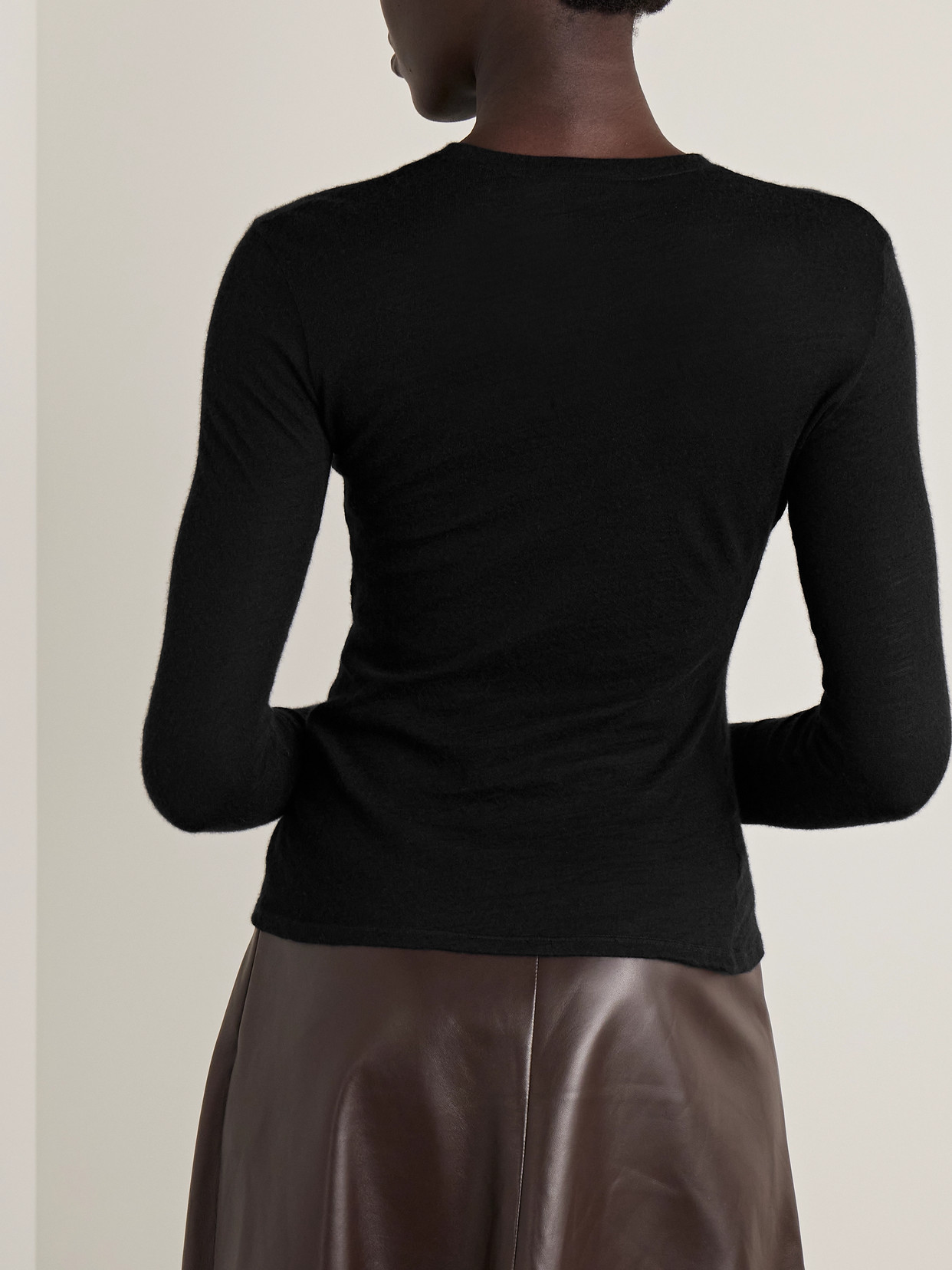 The Row Iverness Cashmere Top In Black