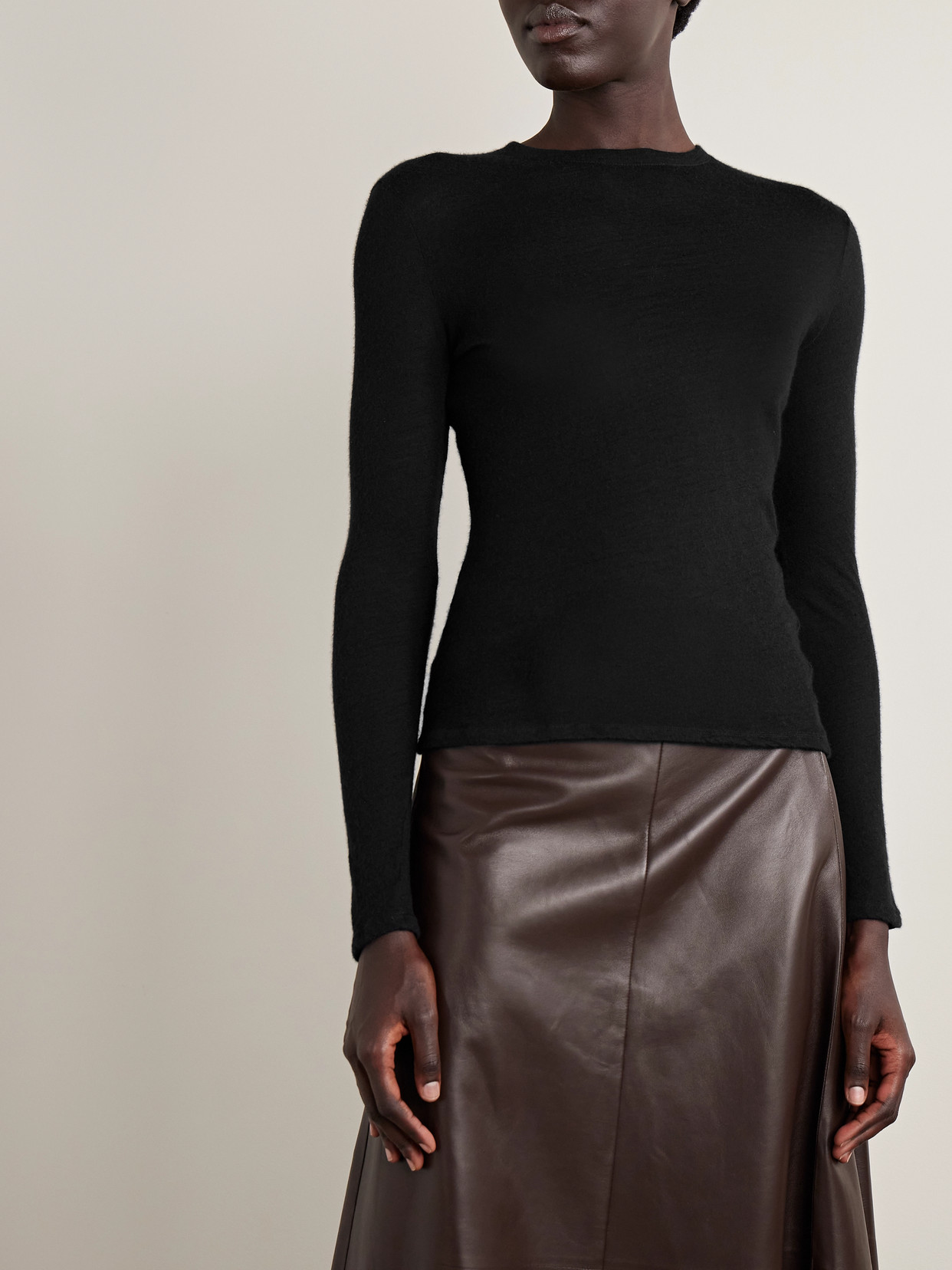 The Row Iverness Cashmere Top In Black