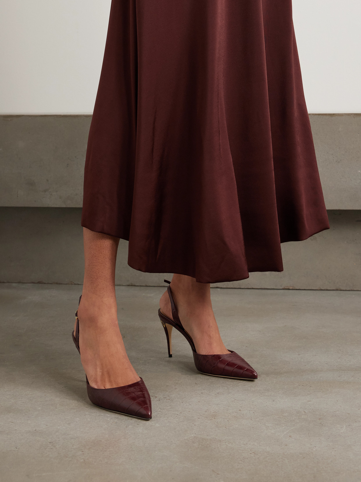 Jennifer Chamandi Vittorio 85 Croc-effect Leather Point-toe Slingback Pumps In Burgundy