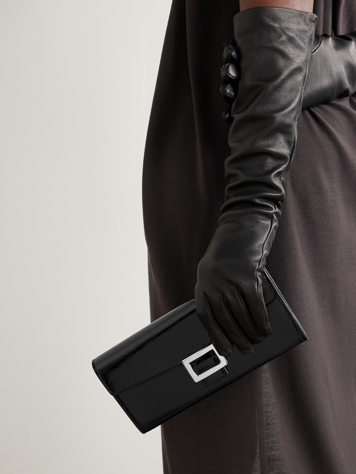 Roger Vivier Patent Leather Belle Vivier Wallet On Chain In Black