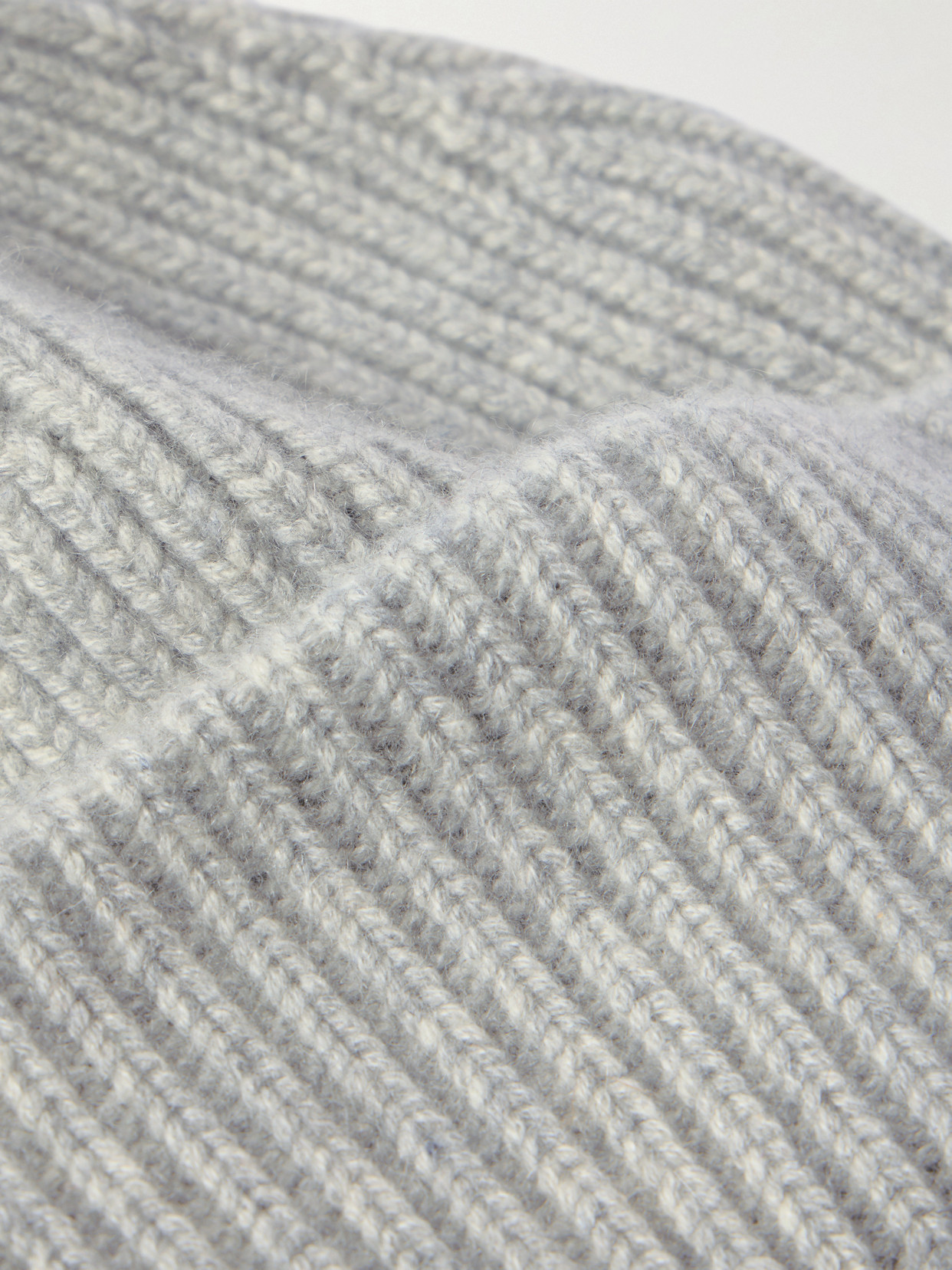 Yves Salomon Ribbed Cashmere Beanie In Gray