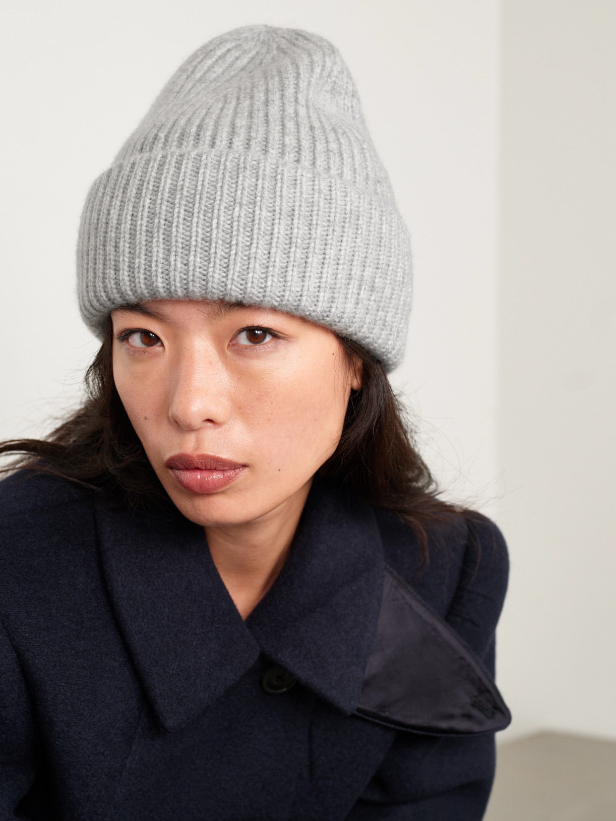 Yves Salomon Ribbed Cashmere Beanie In Gray