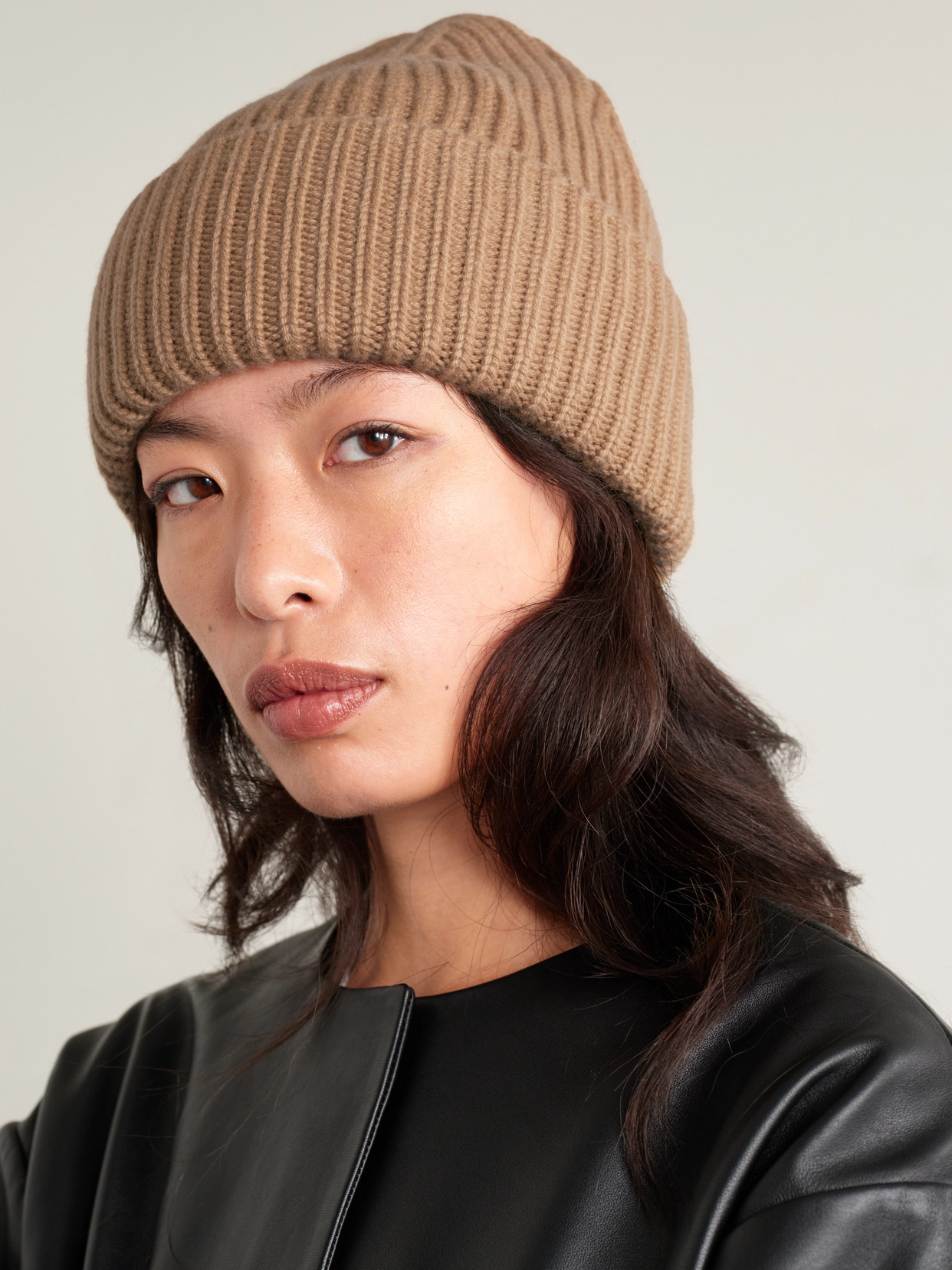 Yves Salomon Ribbed Cashmere Beanie In Neutral