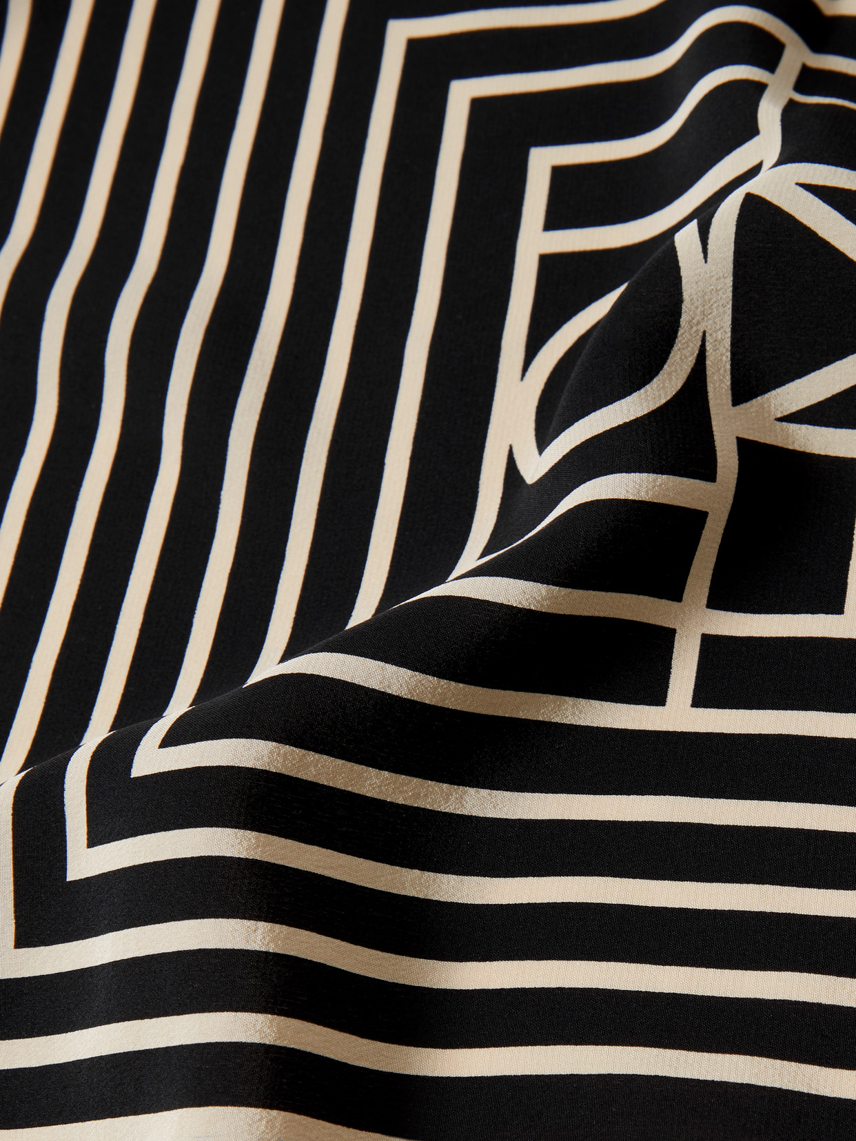 Totême Printed Silk Crepe De Chine Scarf In Black