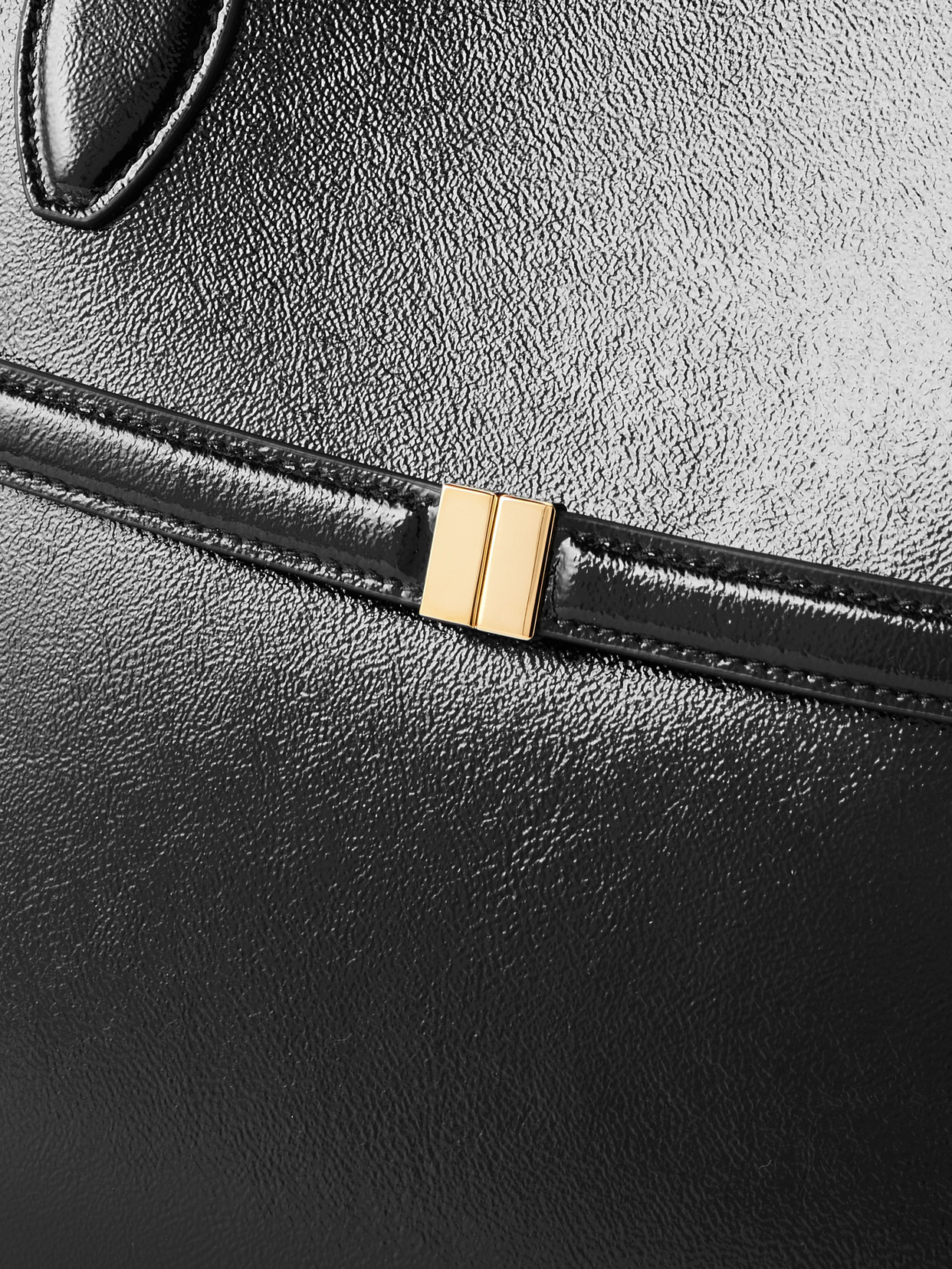 Totême Naplack Crinkled Patent-leather Tote In Black