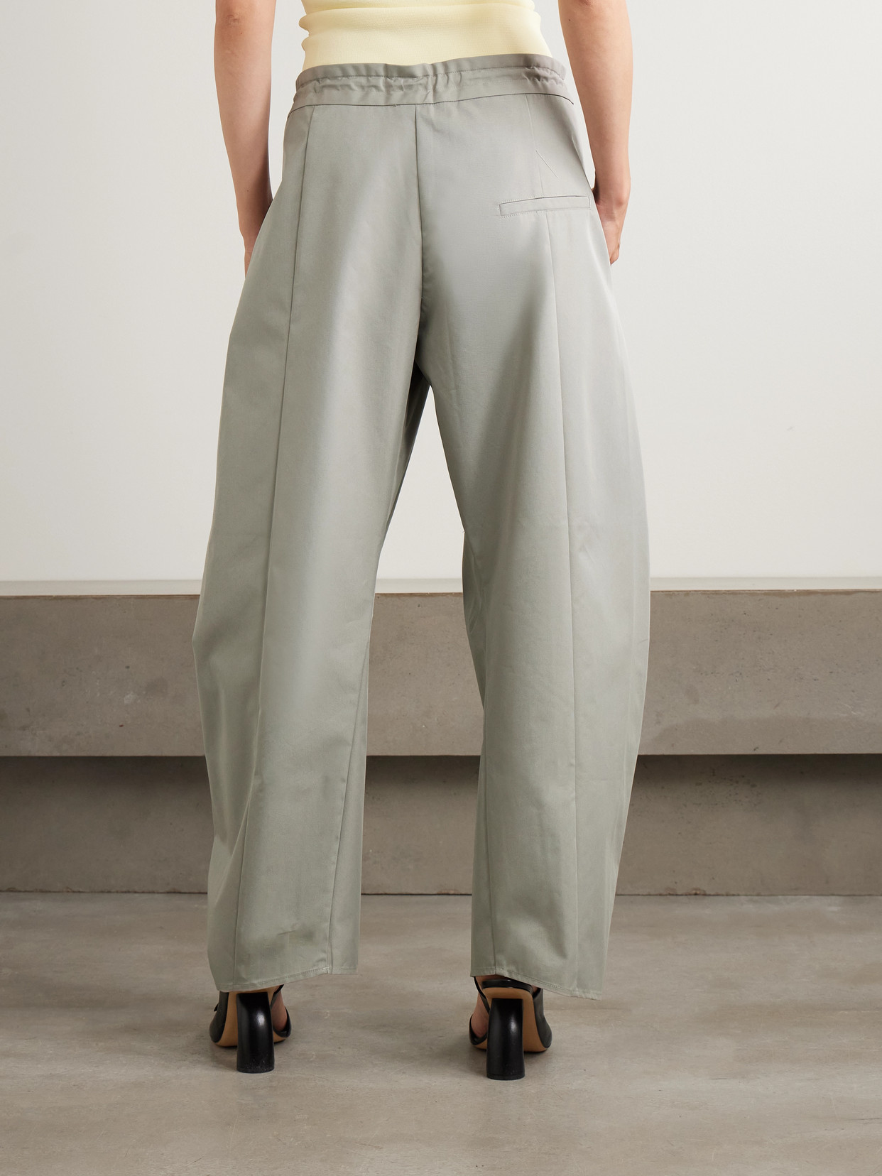 Kallmeyer Clemence Pleated Cotton-blend Twill Barrel-leg Pants In Green