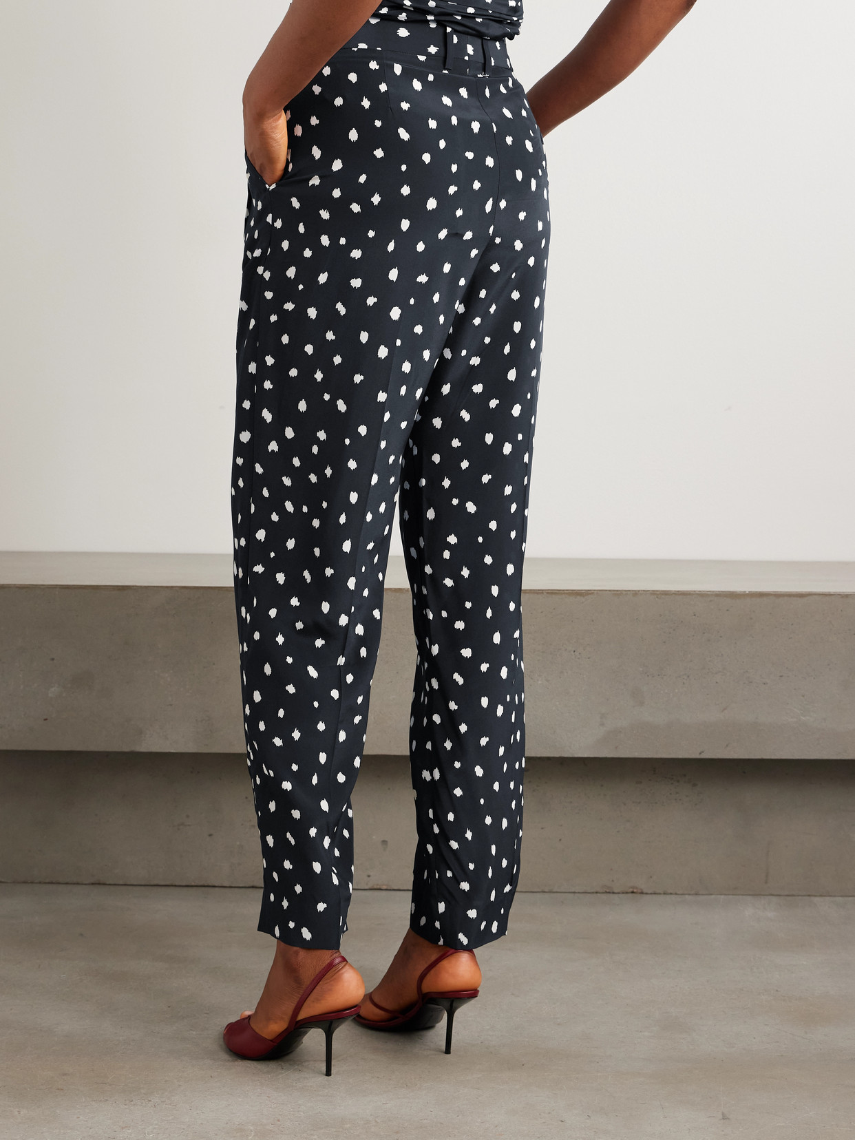 Blazé Milano Mariquita Fox Pleated Printed Silk Crepe De Chine Tapered Pants In Blue