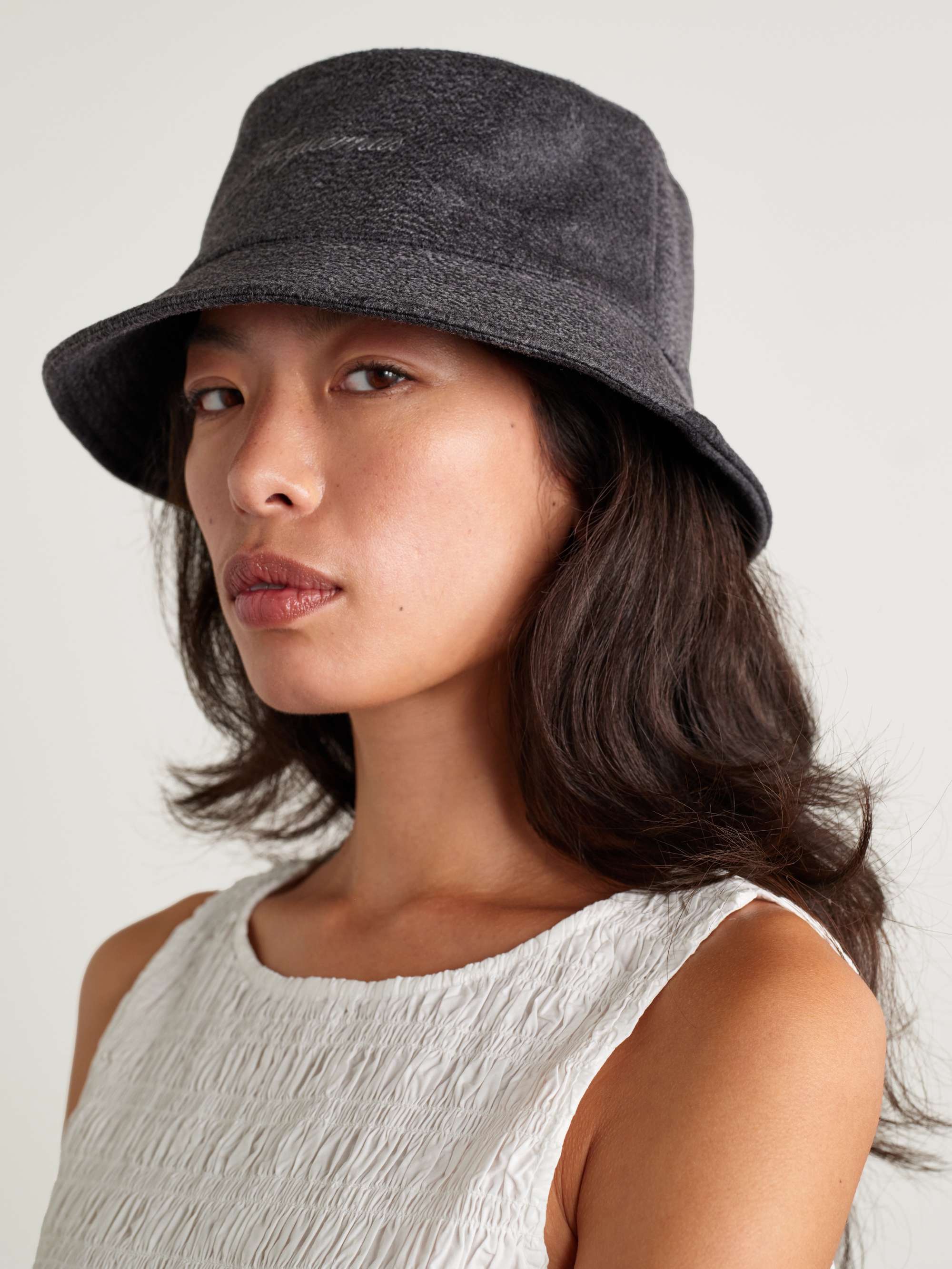【週末Sale】JACQUEMUS セーラーバケットハット JACQUEMUS ウール バケットハット 刺繍入り | NET-A-PORTER