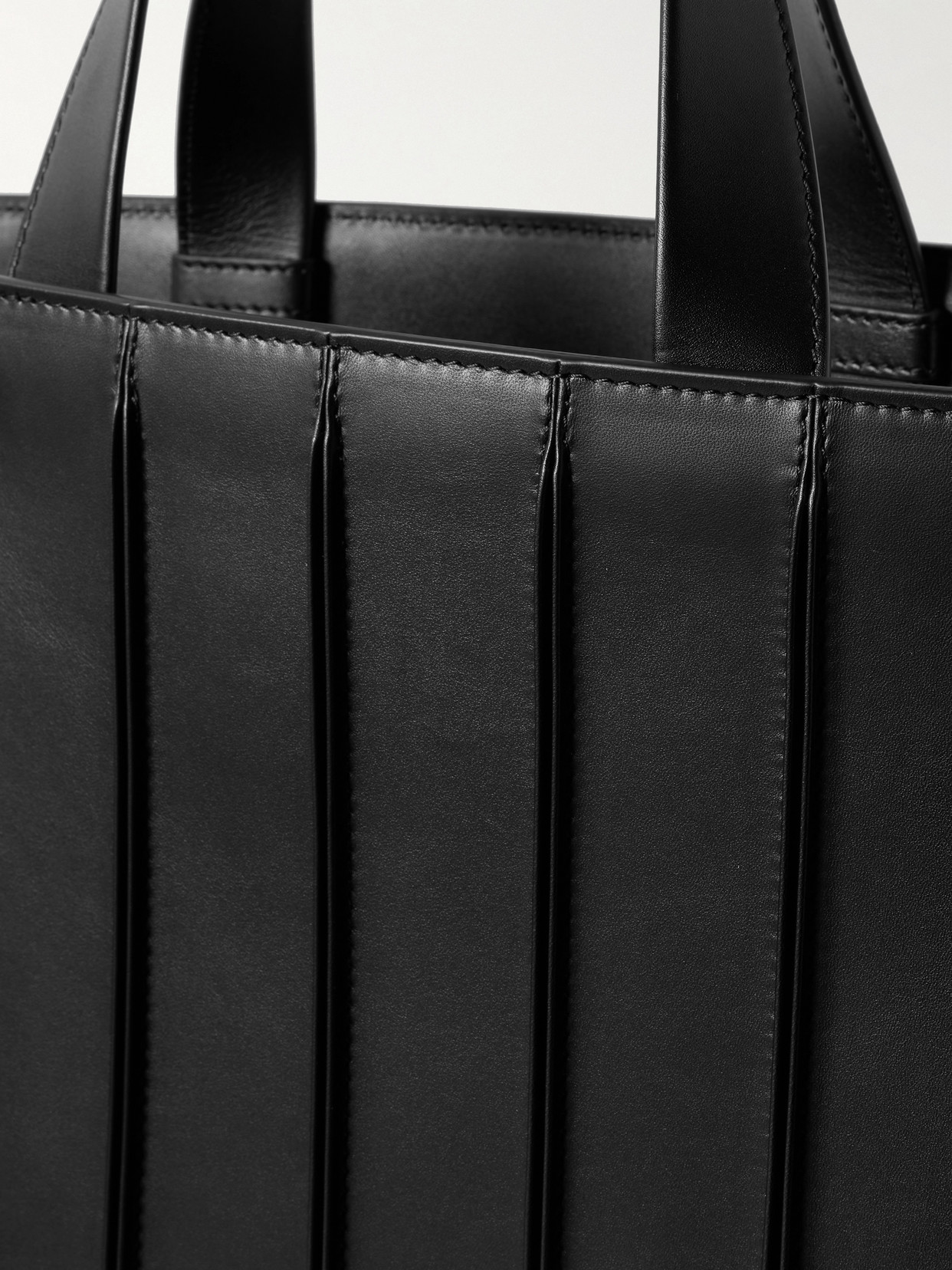Max Mara Whitney Bag 7 Large Pleated Leather Tote Bag In Black