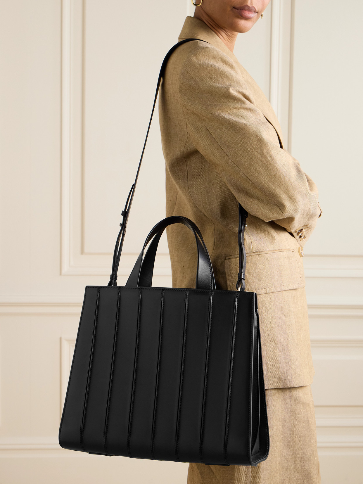 Max Mara Whitney Bag 7 Large Pleated Leather Tote Bag In Black
