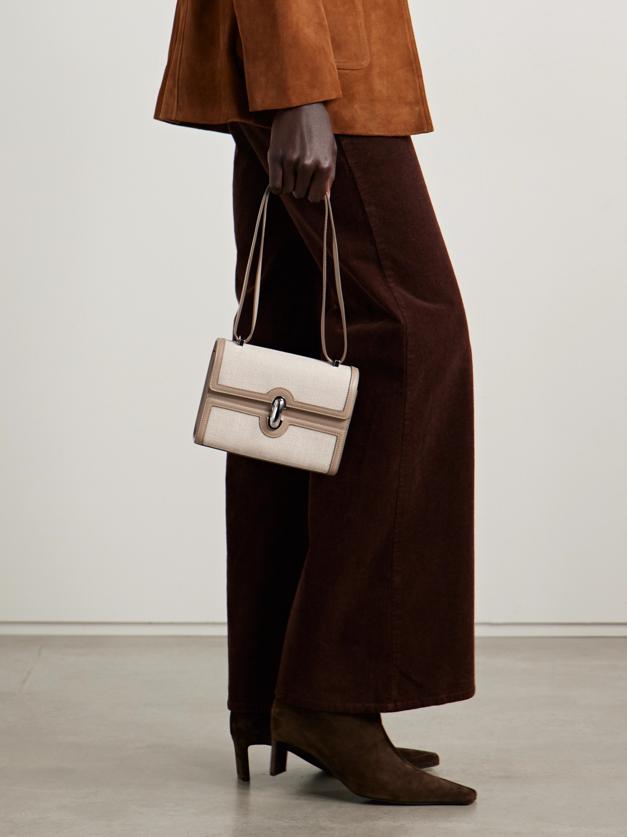 Savette Symmetry 19 Leather-trimmed Herringbone Linen Shoulder Bag In Neutral