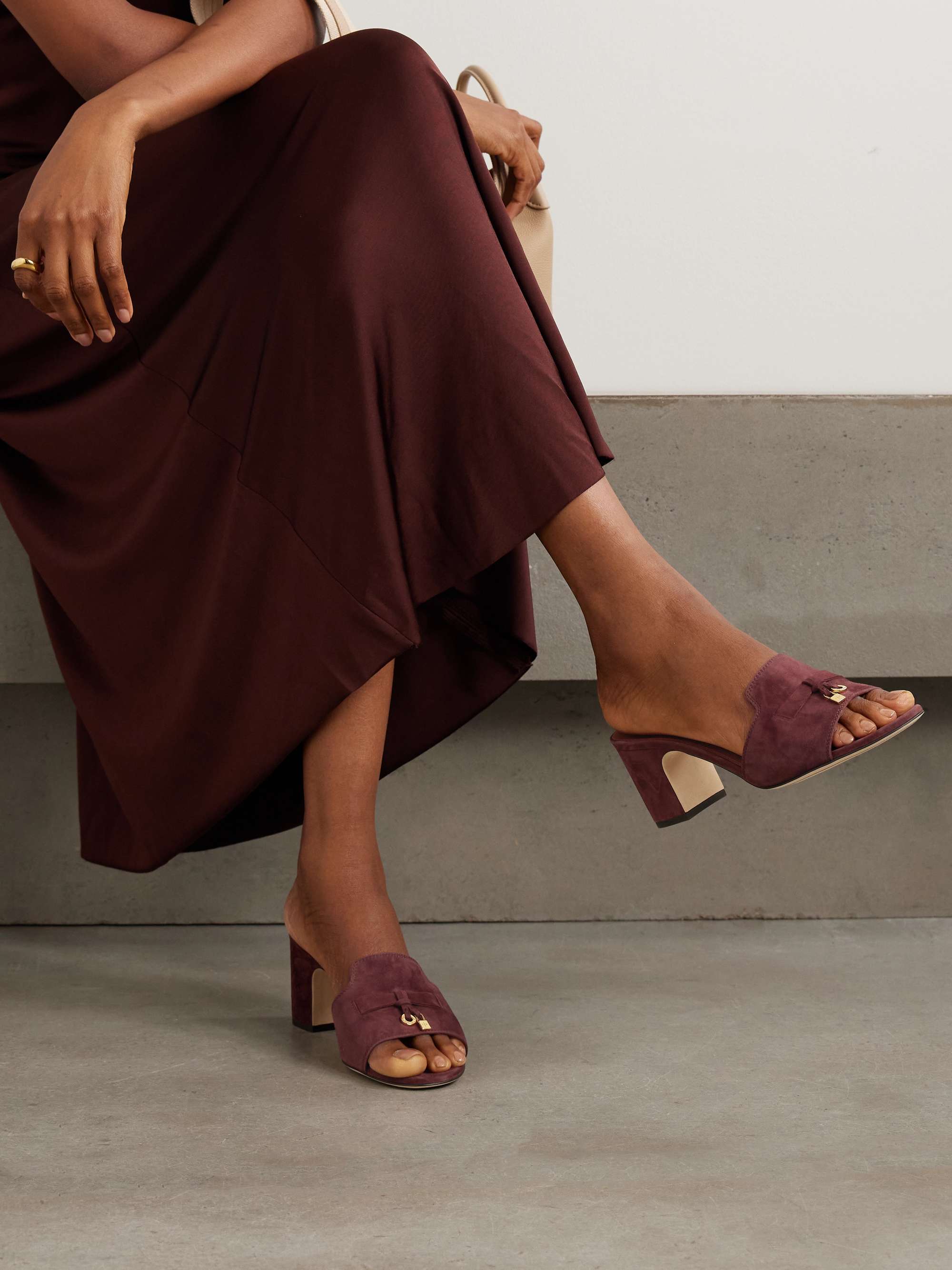 LORO PIANA Summer Charms Mules aus Veloursleder mit Verzierung