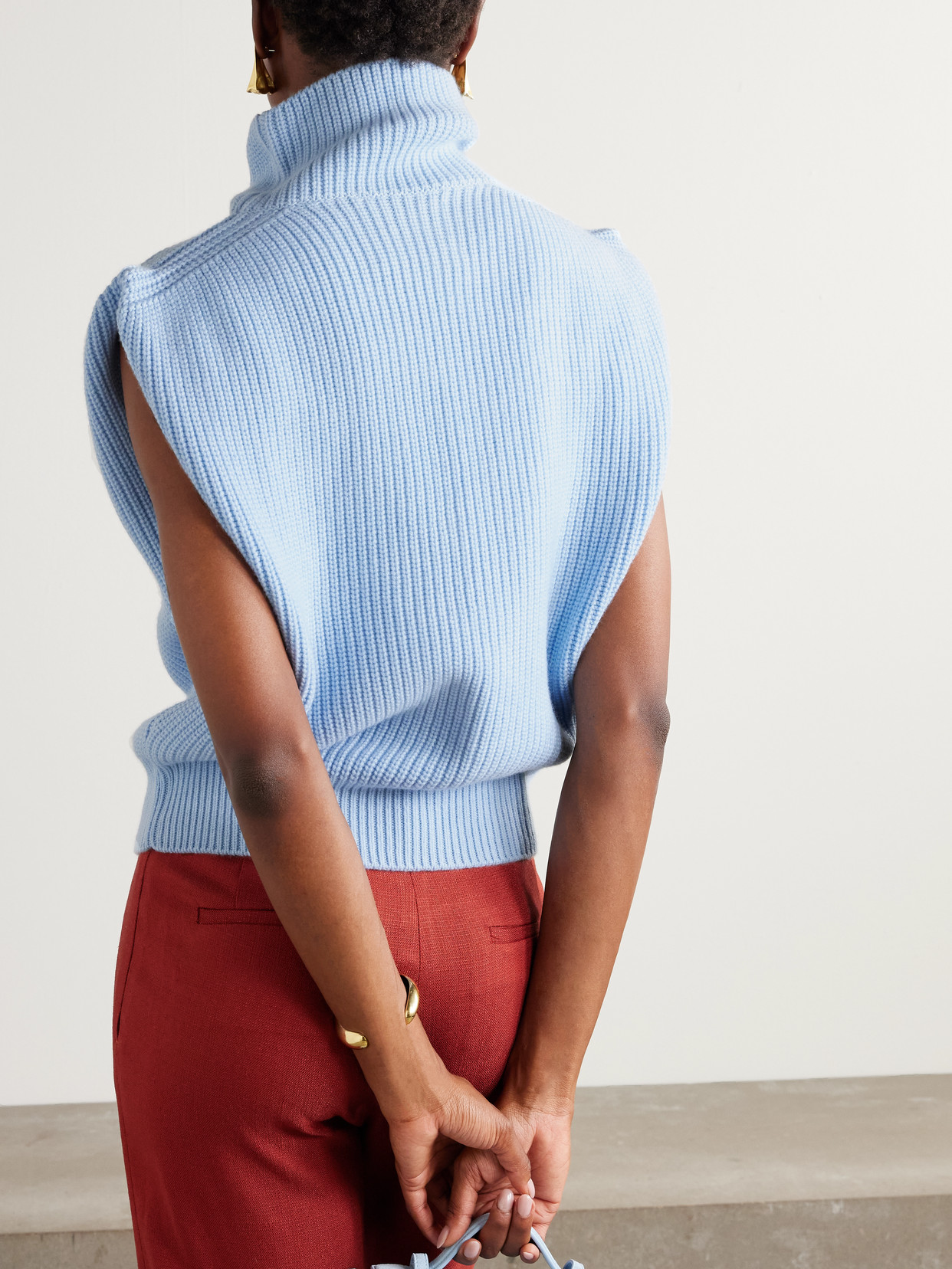 Sasuphi Ribbed Cashmere Turtleneck Vest In Blue