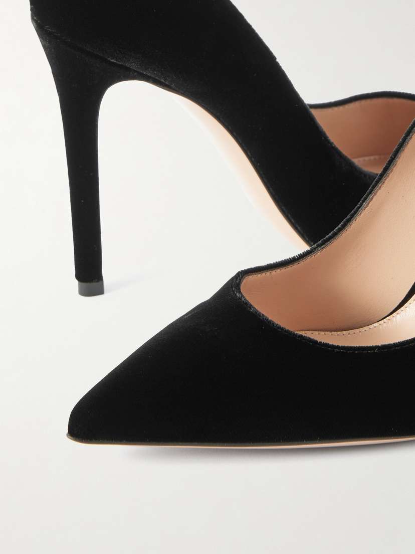 Gianvito Rossi Gianvito 105 Velvet Pumps - detail view in Black