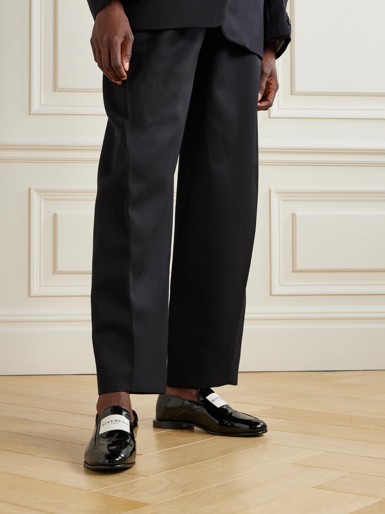 Givenchy Label Loafers In Patent Leather In Black