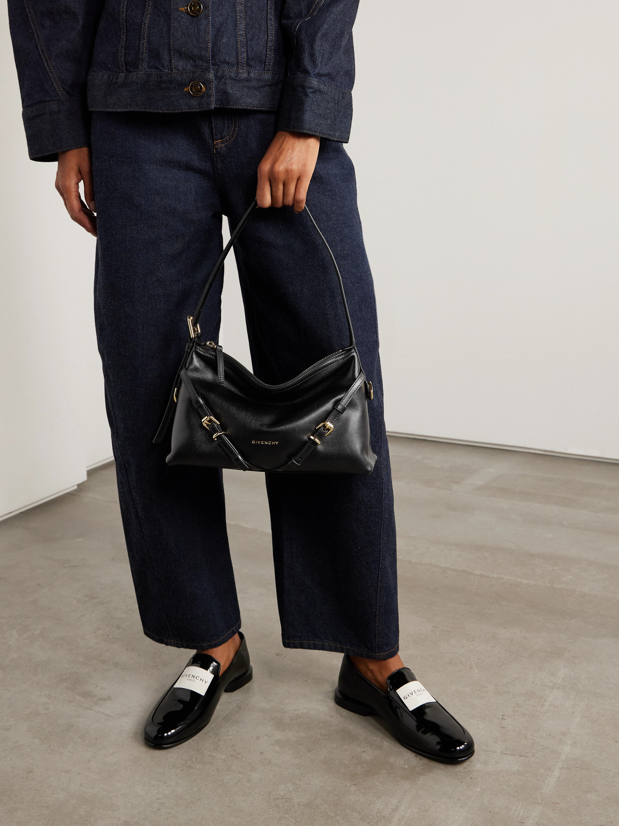 Givenchy Hammered Leather Shoulder Bag With Logo On The Front And Metal Details In Black