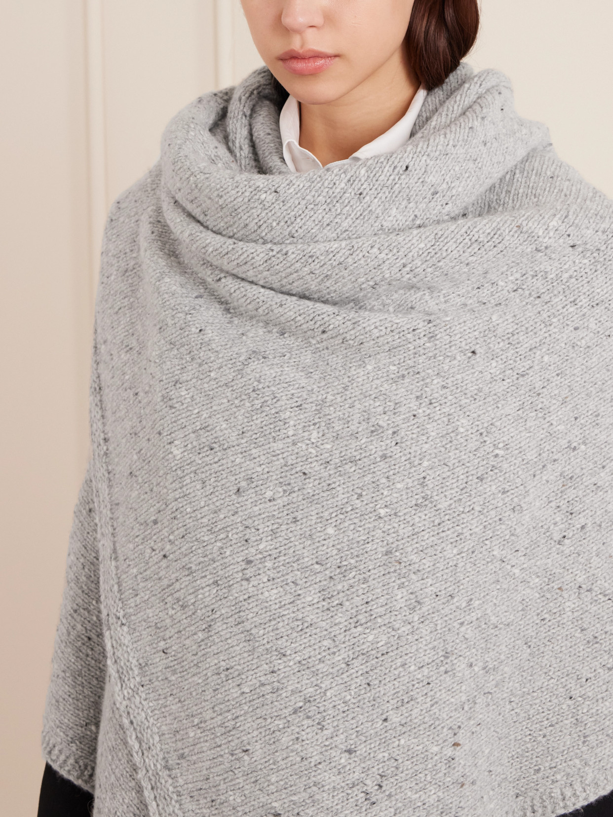 The Row Mantia Cashmere Scarf In Gray