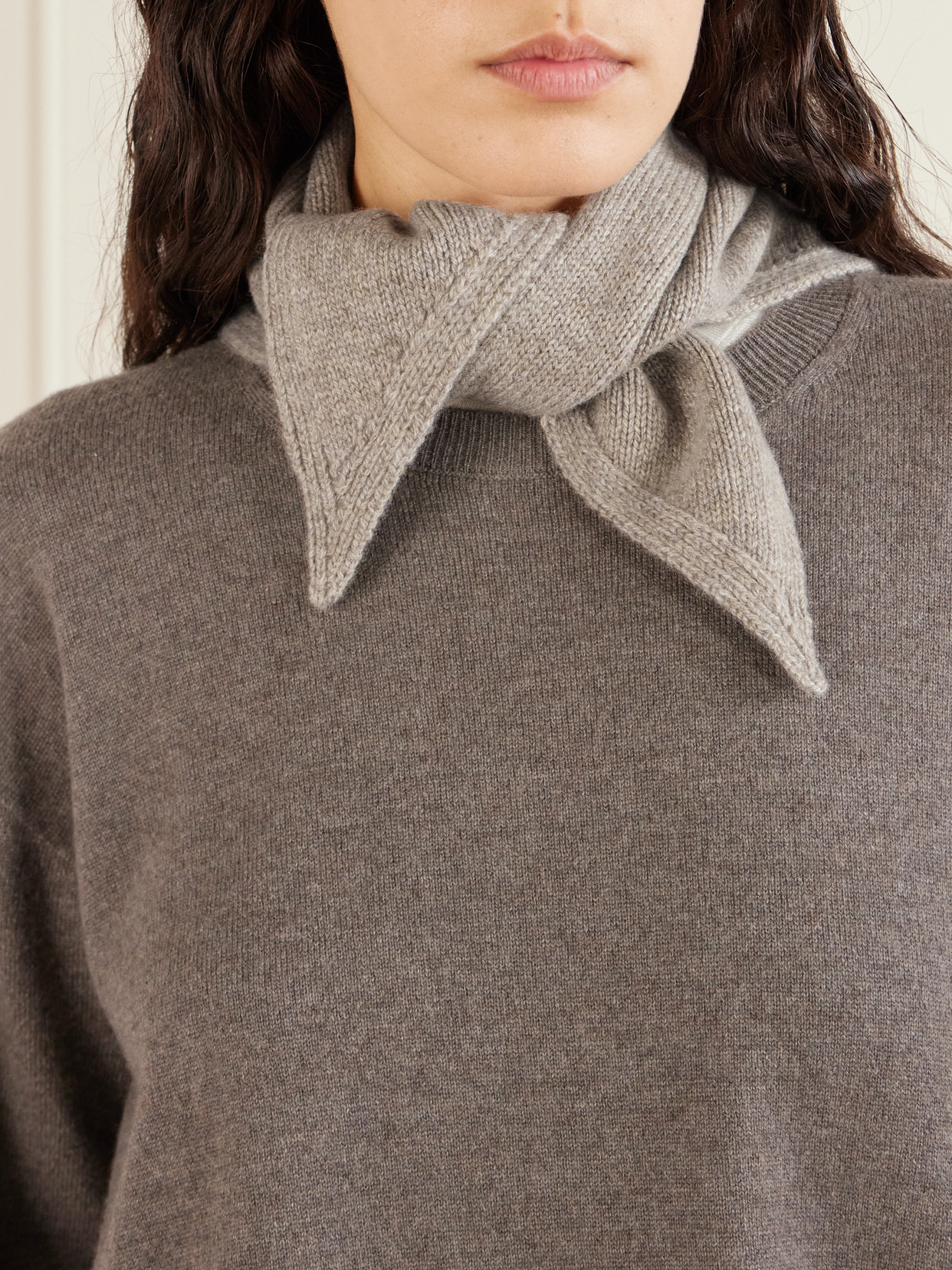 The Row Mentas Cashmere Scarf In Gray