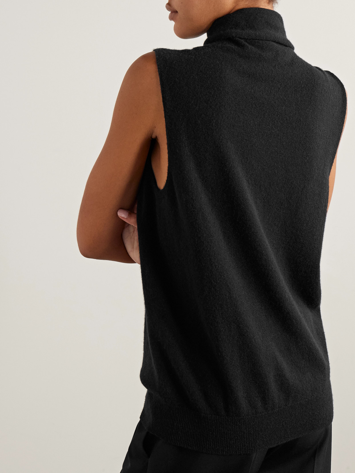 The Row Meritas Cashmere Turtleneck Sweater In Black