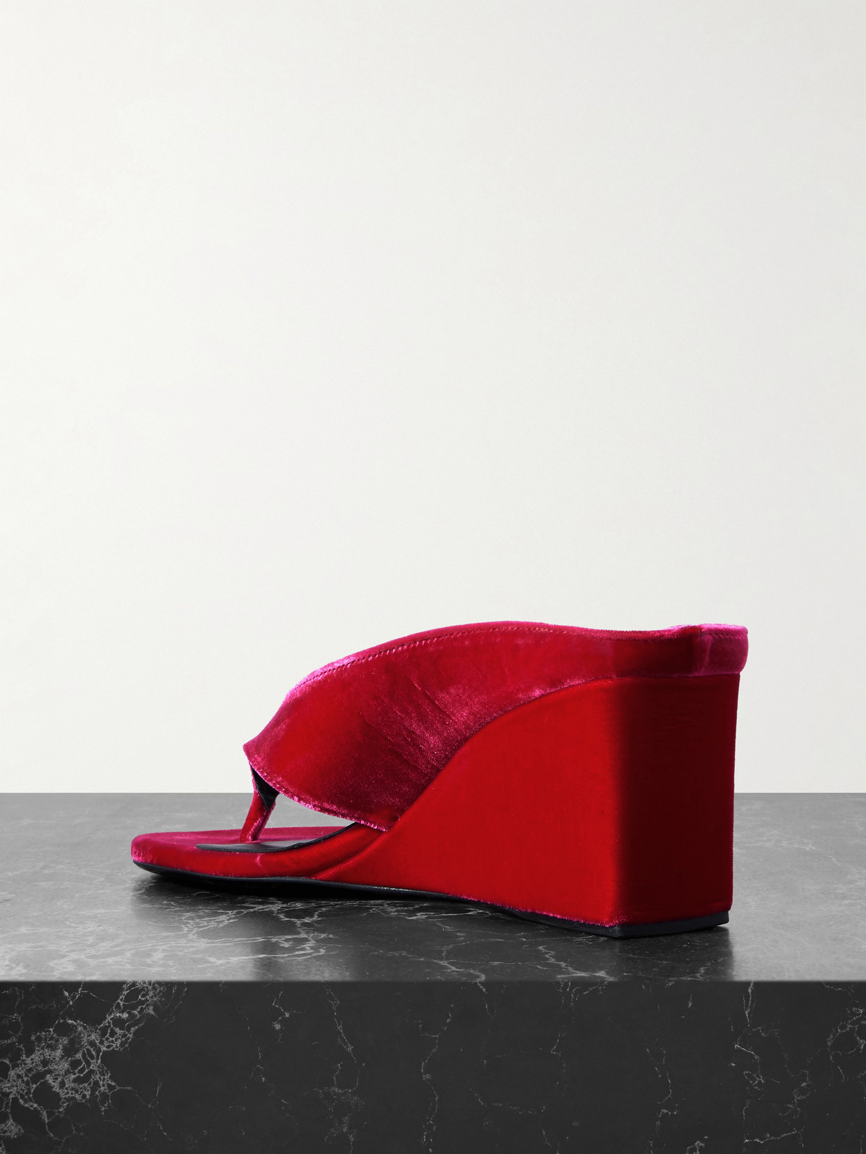 Alaïa Cube 75 Velvet Wedge Thong Sandals In Pink