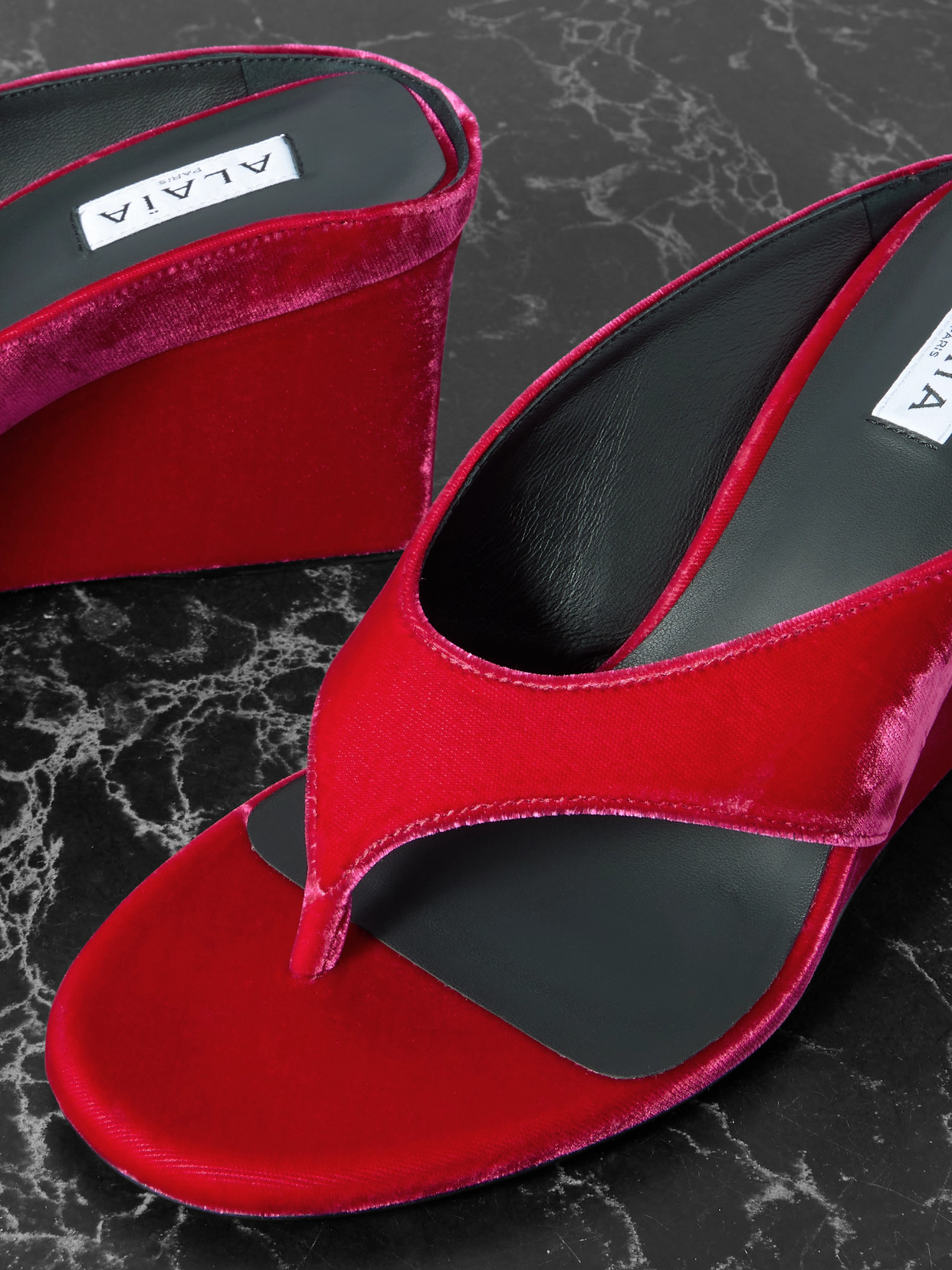 Alaïa Cube 75 Velvet Wedge Thong Sandals In Pink