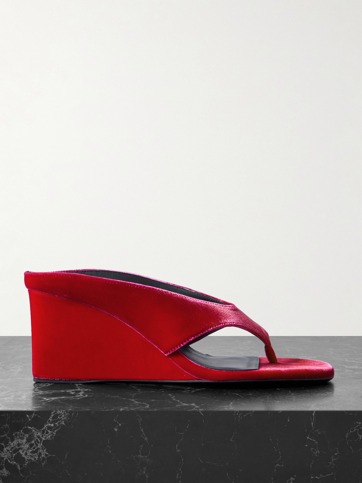 Alaïa Cube 75 Velvet Wedge Thong Sandals In Red