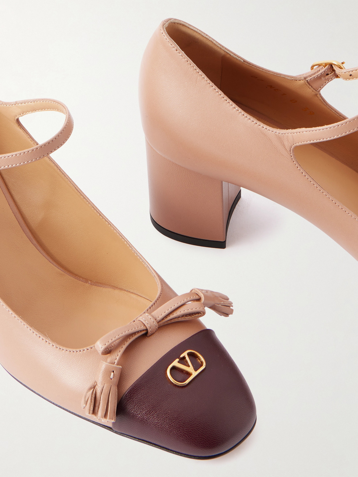 Valentino Garavani Valet Du Roi Tasseled Bow-embellished Two-tone Leather Pumps In Neutral