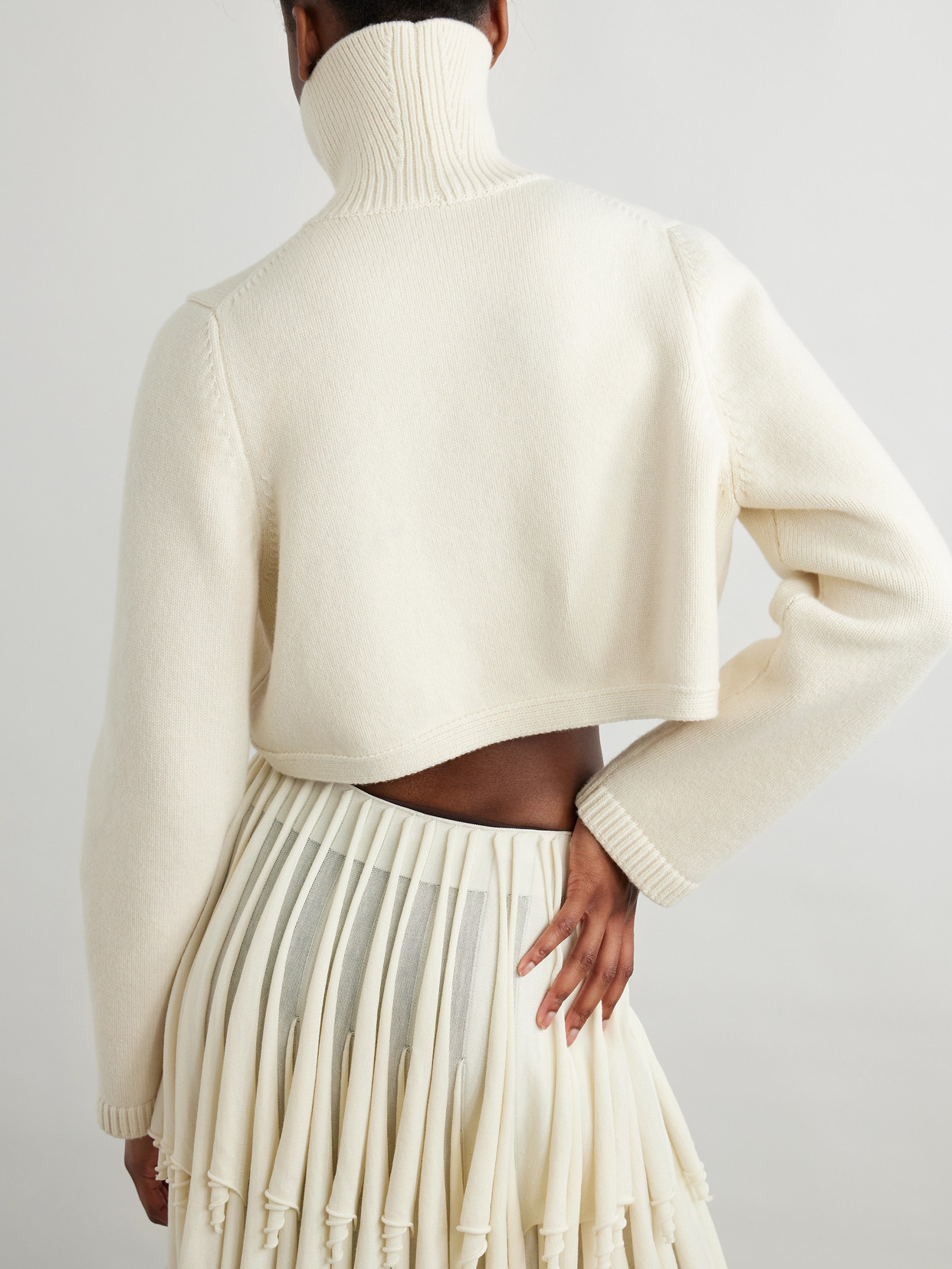 Alaïa Cropped Cashmere-blend Turtleneck Sweater In White