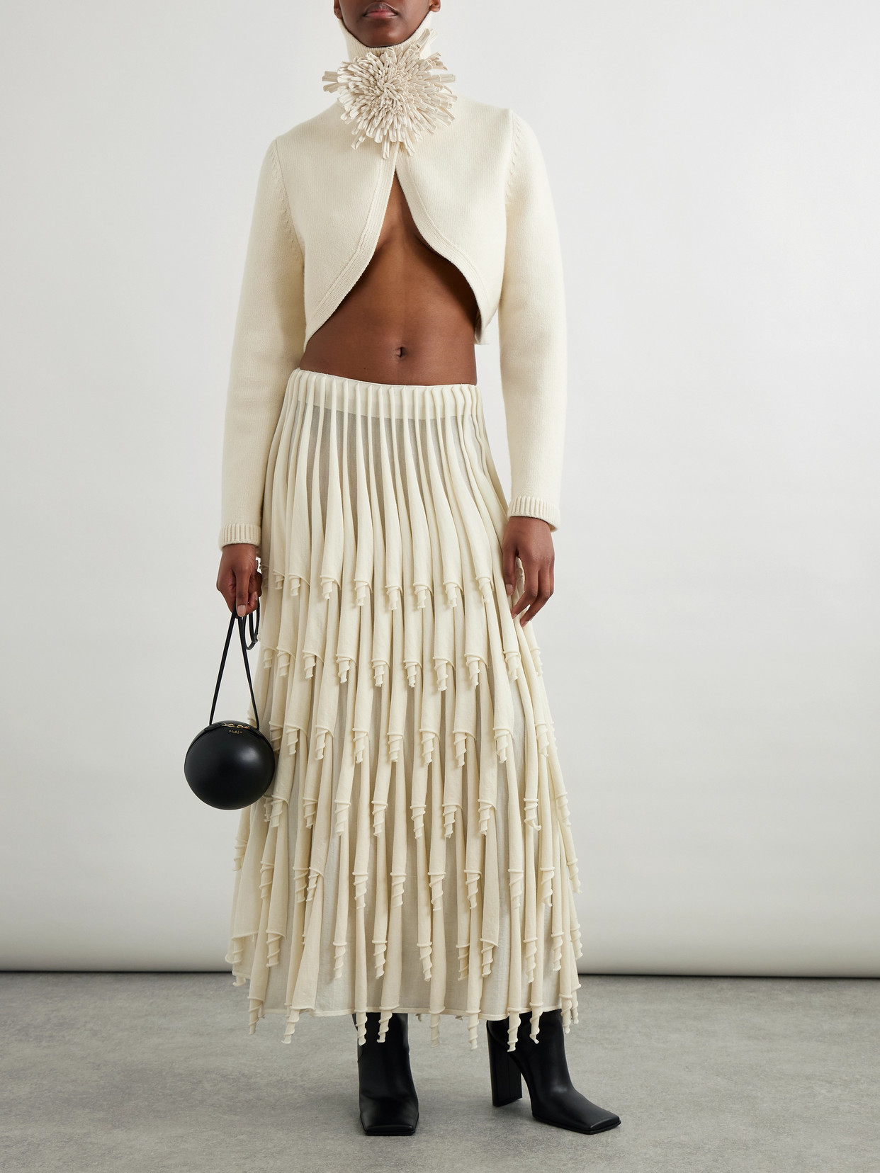 Alaïa Cropped Cashmere-blend Turtleneck Sweater In White