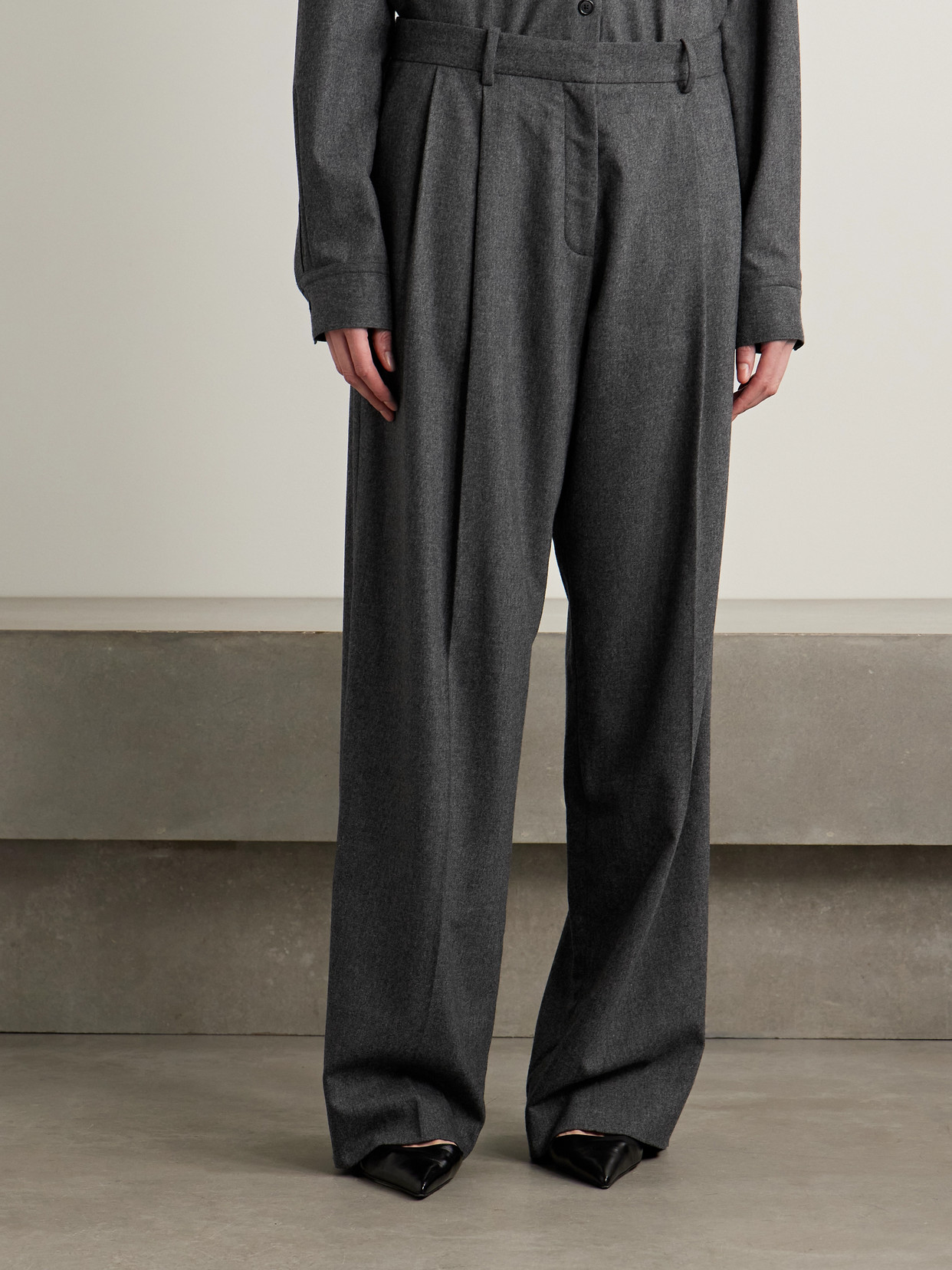 Khaite August Pleated Wool Straight-leg Pants In Gray