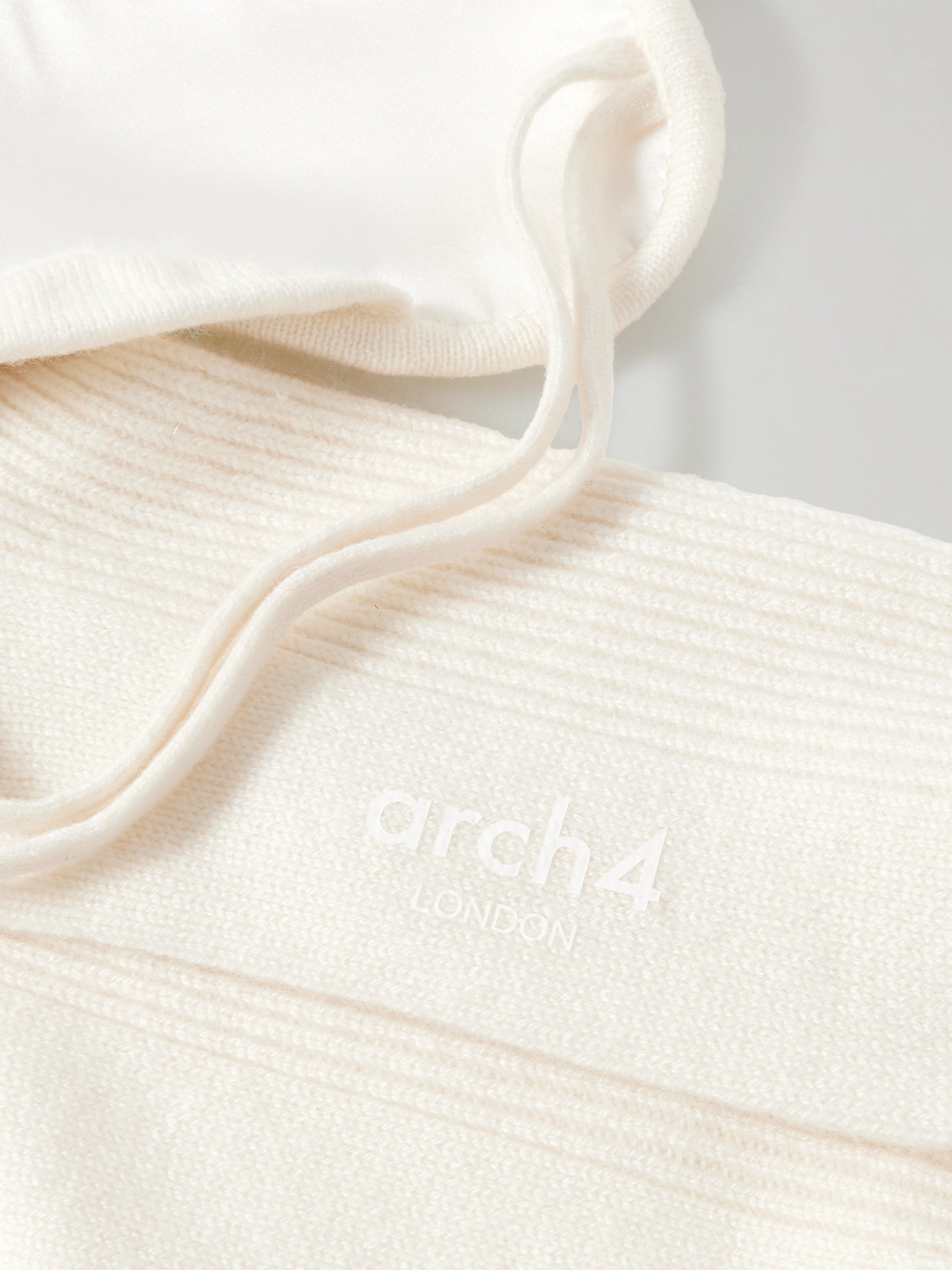 Arch4 Cashmere Travel Set In White